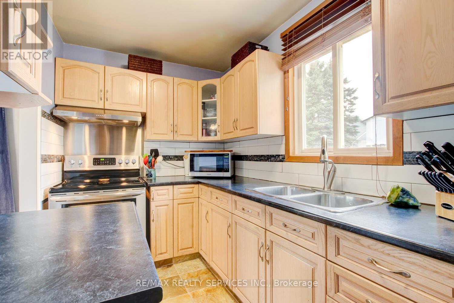 7 Hamlet Court, Brampton, Ontario  L6S 1X5 - Photo 3 - W12473186