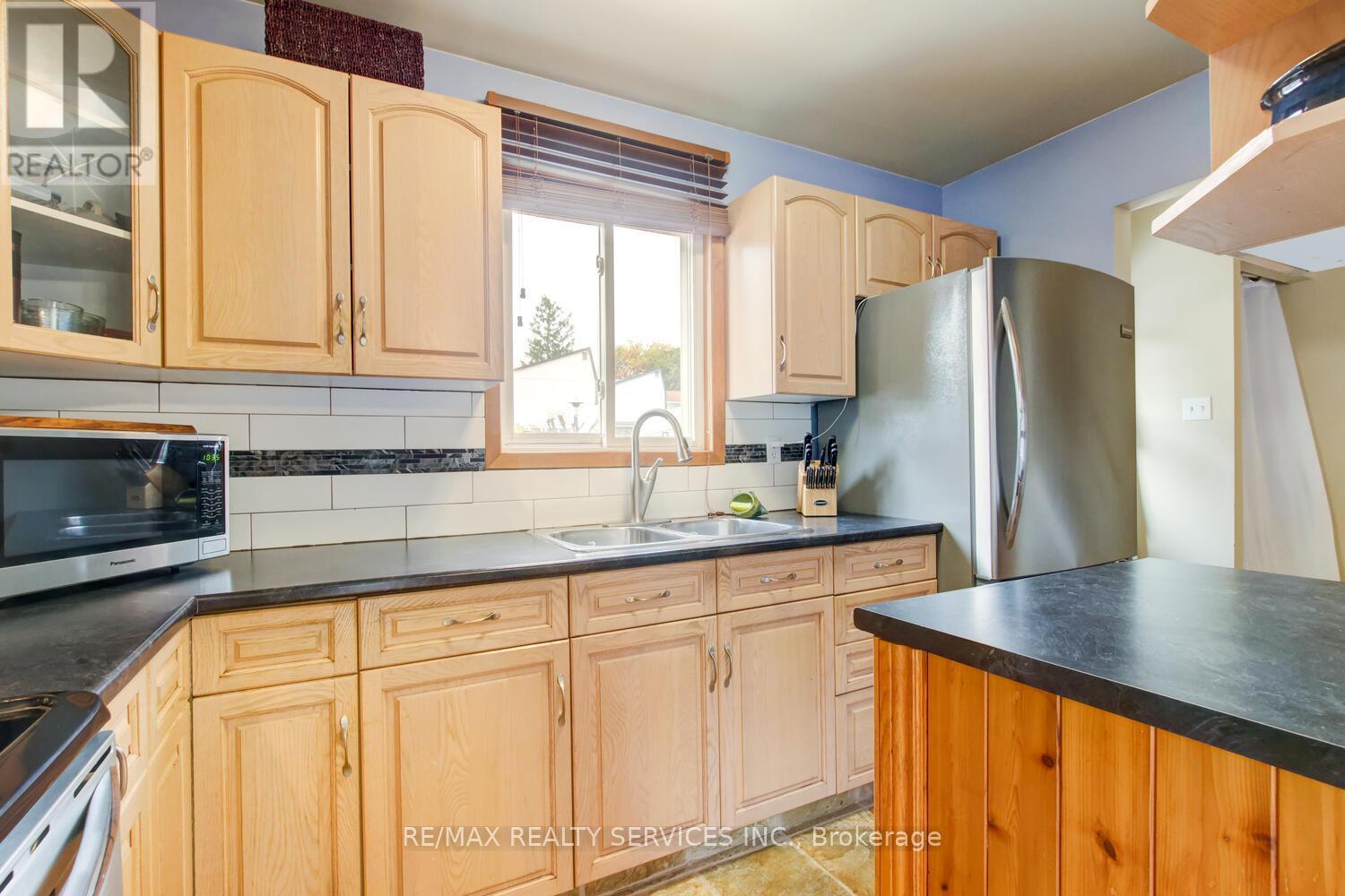 7 Hamlet Court, Brampton, Ontario  L6S 1X5 - Photo 5 - W12473186