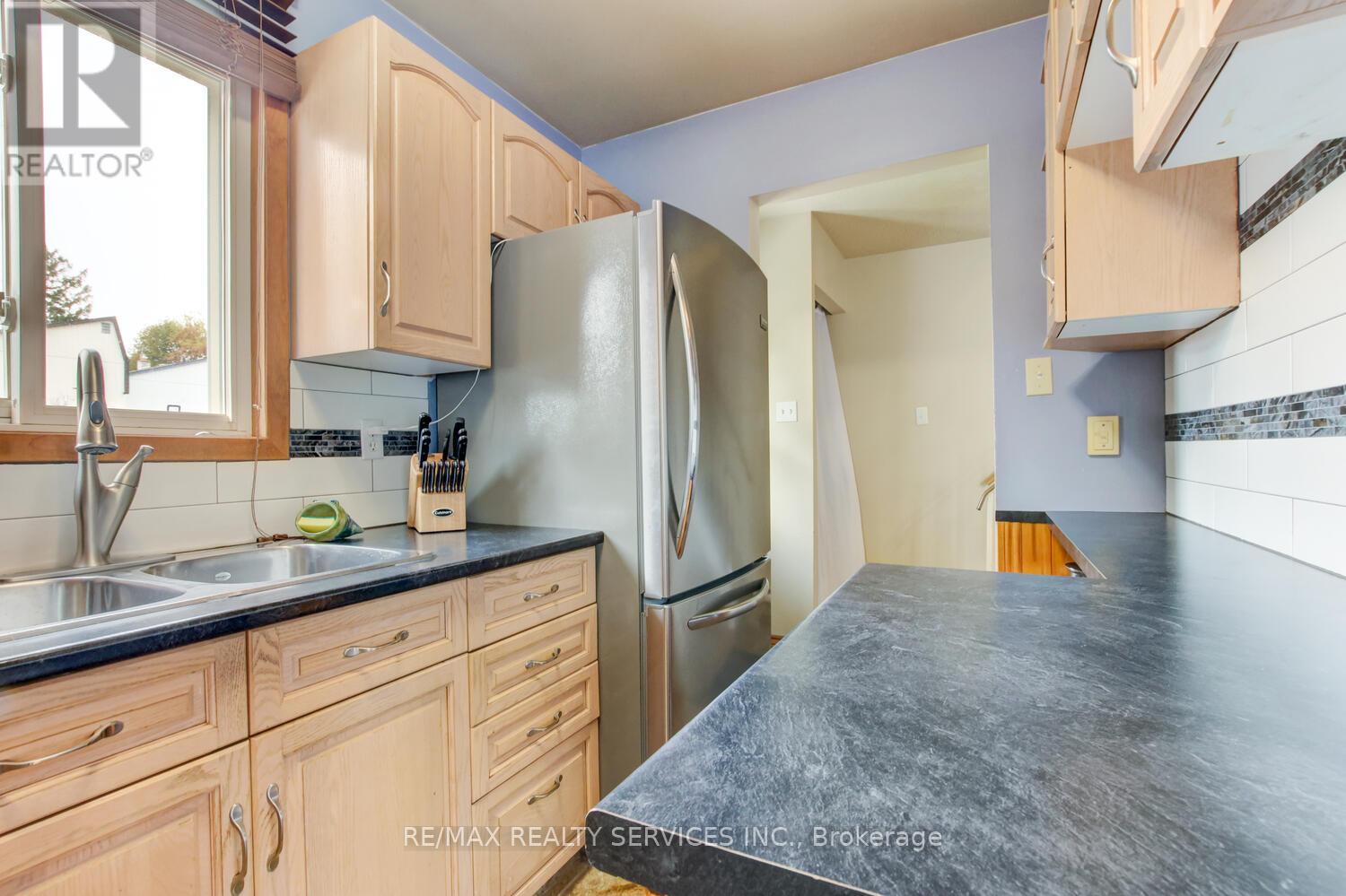 7 Hamlet Court, Brampton, Ontario  L6S 1X5 - Photo 7 - W12473186