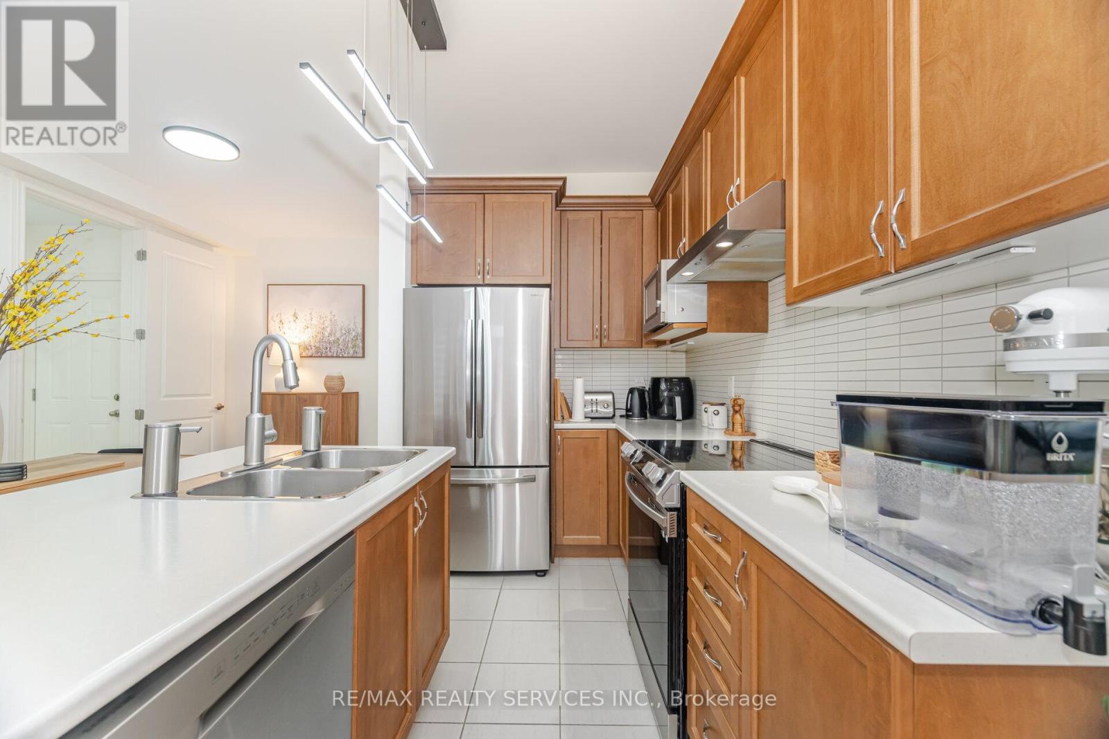 29 Benhurst Crescent, Brampton, Ontario  L7A 5A2 - Photo 12 - W12473215