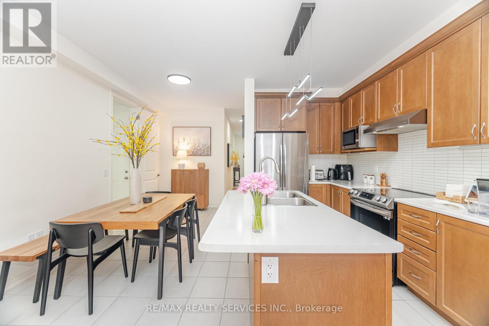 29 Benhurst Crescent, Brampton, Ontario  L7A 5A2 - Photo 2 - W12473215