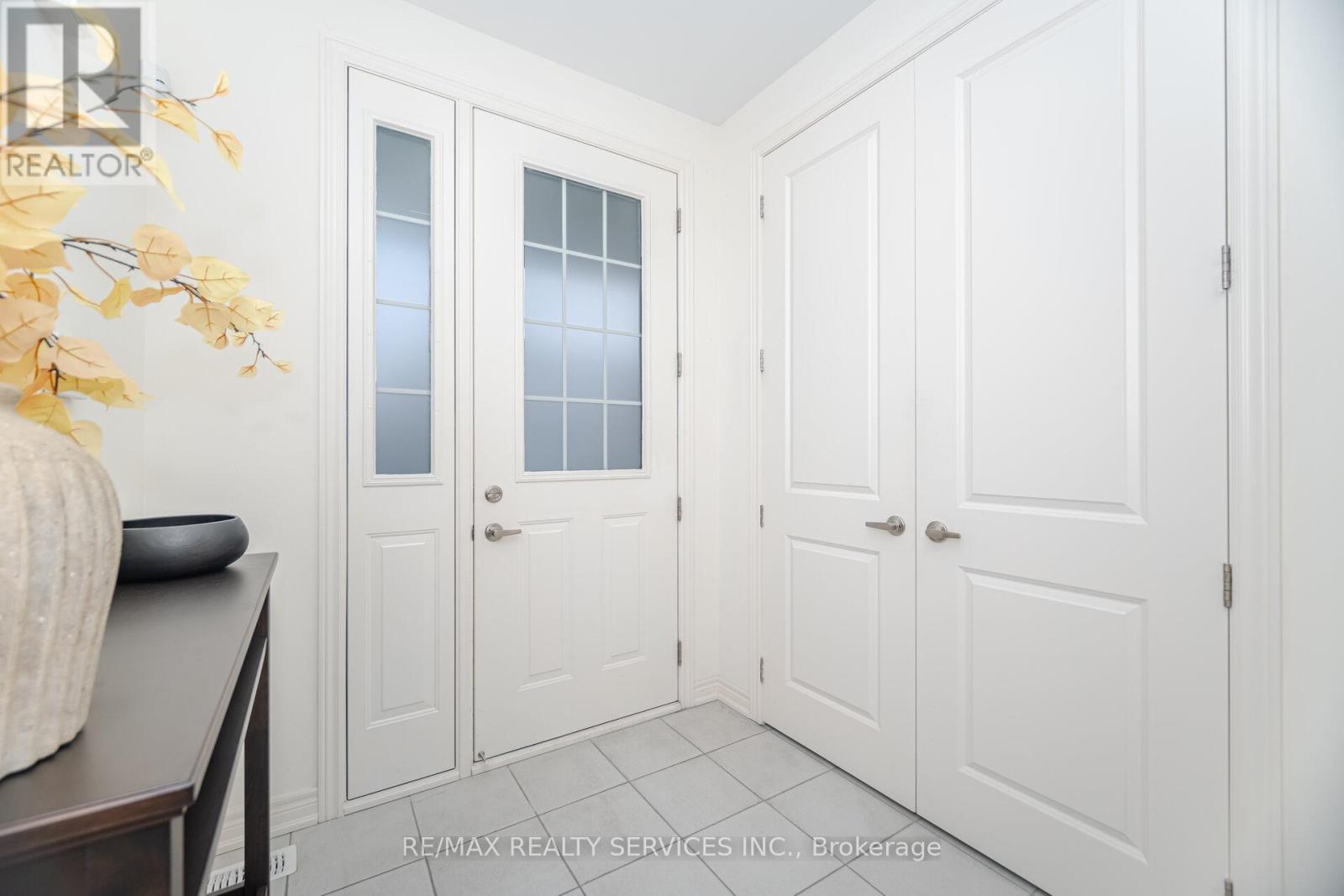 29 Benhurst Crescent, Brampton, Ontario  L7A 5A2 - Photo 8 - W12473215