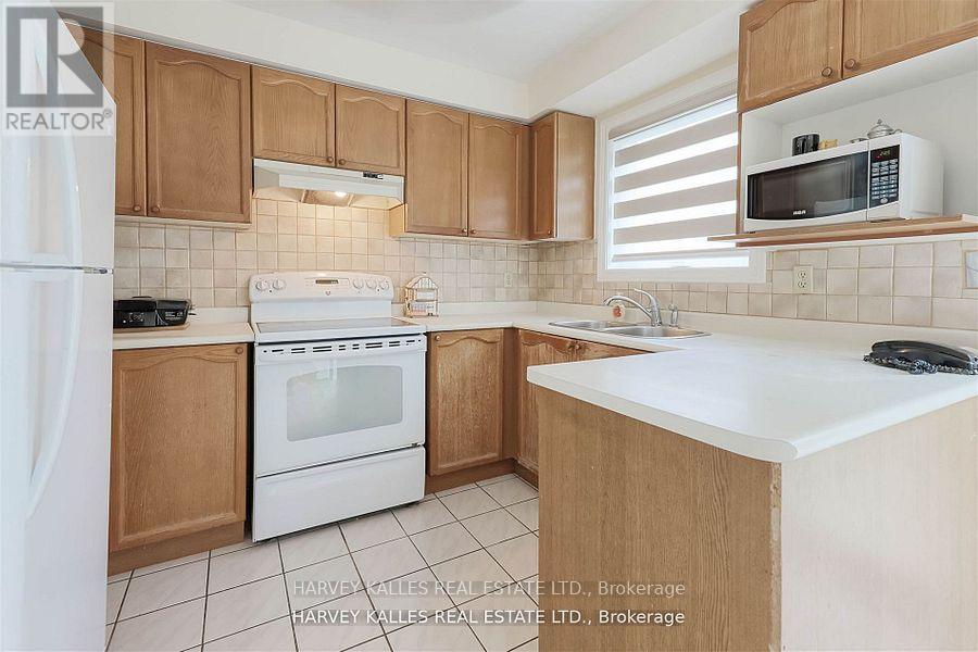 5108 Heatherleigh Avenue, Mississauga, Ontario  L5V 1M7 - Photo 12 - W12473221