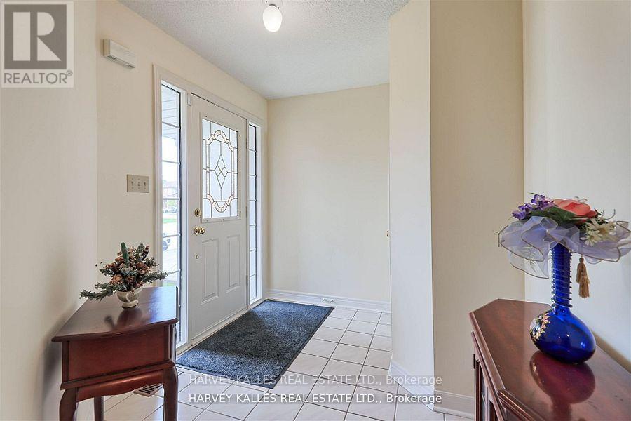 5108 Heatherleigh Avenue, Mississauga, Ontario  L5V 1M7 - Photo 4 - W12473221