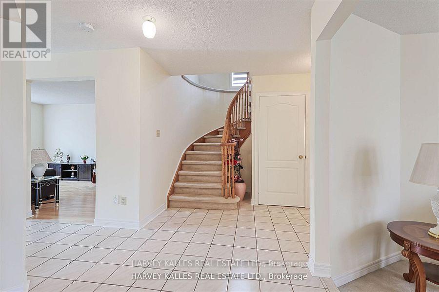 5108 Heatherleigh Avenue, Mississauga, Ontario  L5V 1M7 - Photo 5 - W12473221