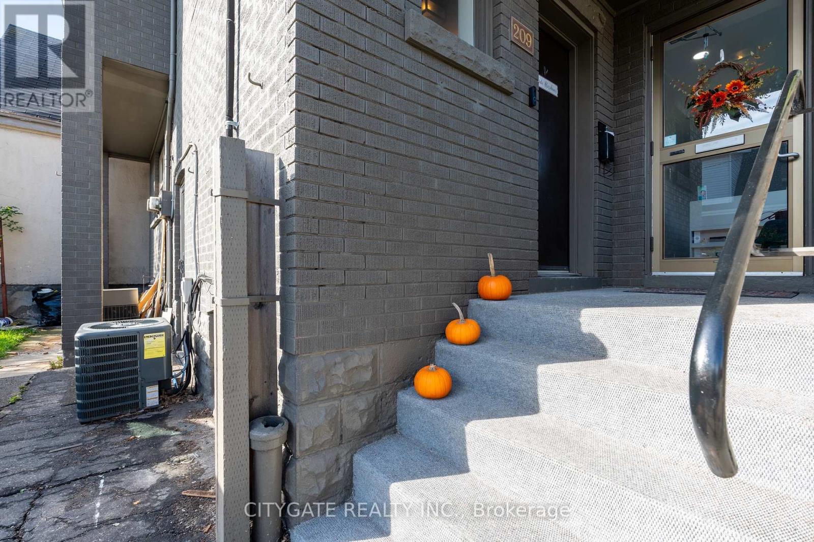 2 - 209 Homewood Avenue, Hamilton, Ontario  L8P 2M6 - Photo 3 - X12473165