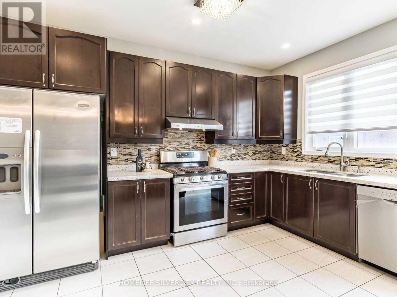 10 Bloom Drive, Brampton, Ontario  L6P 3C2 - Photo 16 - W12471854