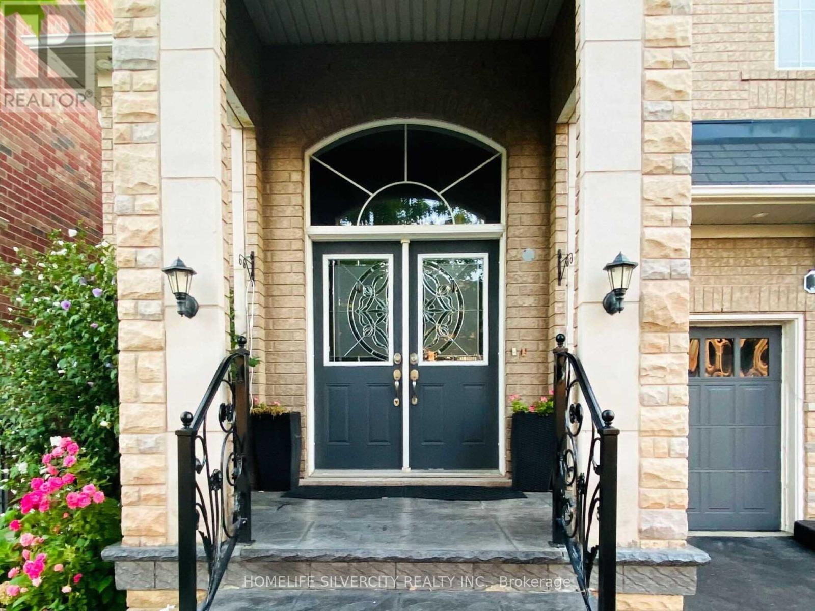 10 Bloom Drive, Brampton, Ontario  L6P 3C2 - Photo 2 - W12471854