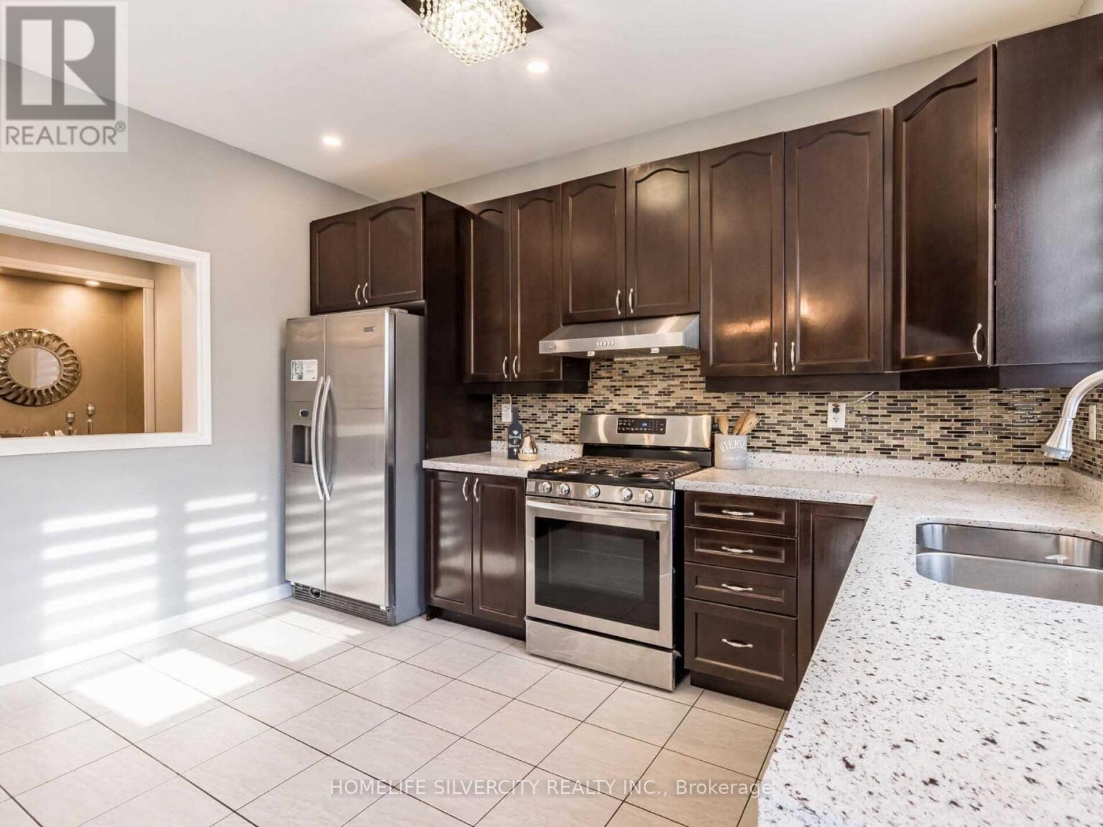 10 Bloom Drive, Brampton, Ontario  L6P 3C2 - Photo 17 - W12471854