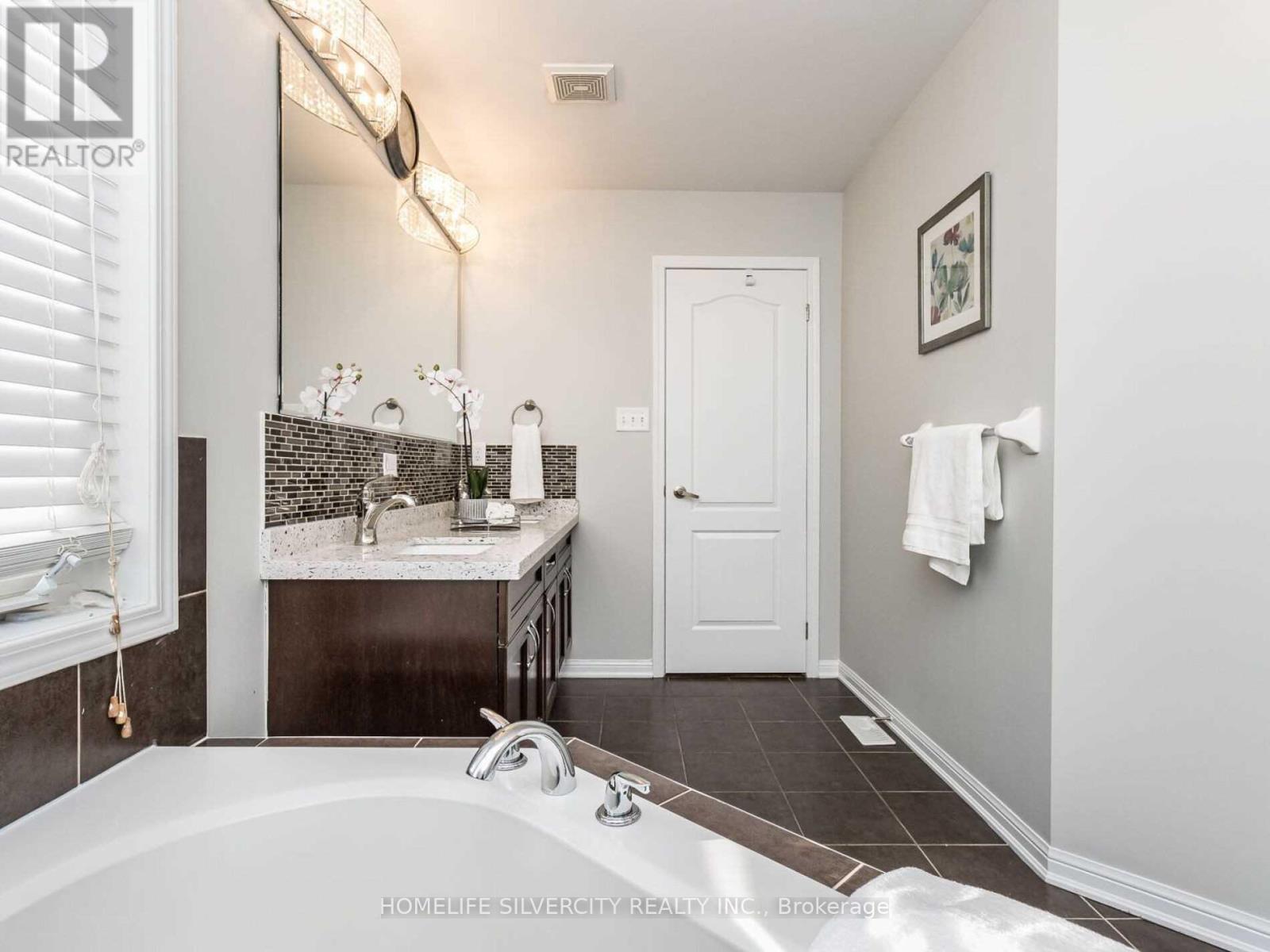 10 Bloom Drive, Brampton, Ontario  L6P 3C2 - Photo 27 - W12471854
