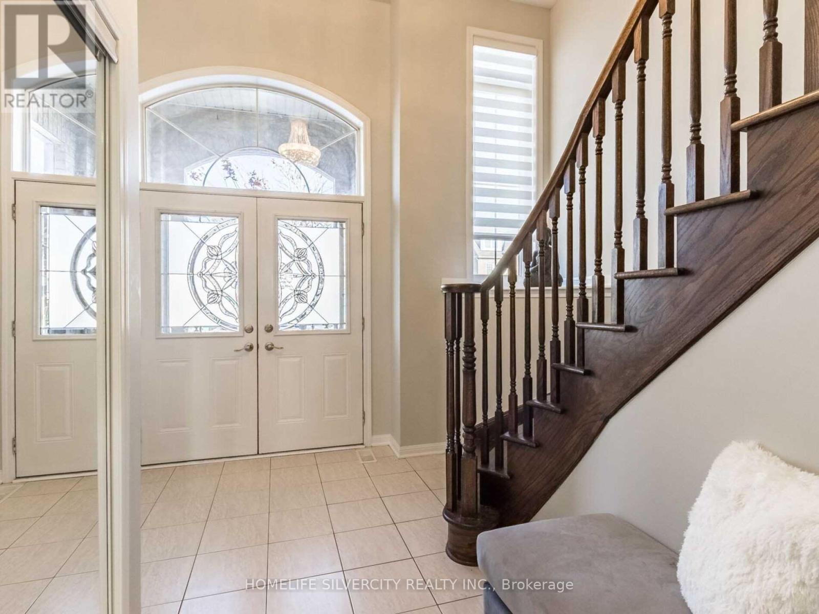 10 Bloom Drive, Brampton, Ontario  L6P 3C2 - Photo 4 - W12471854