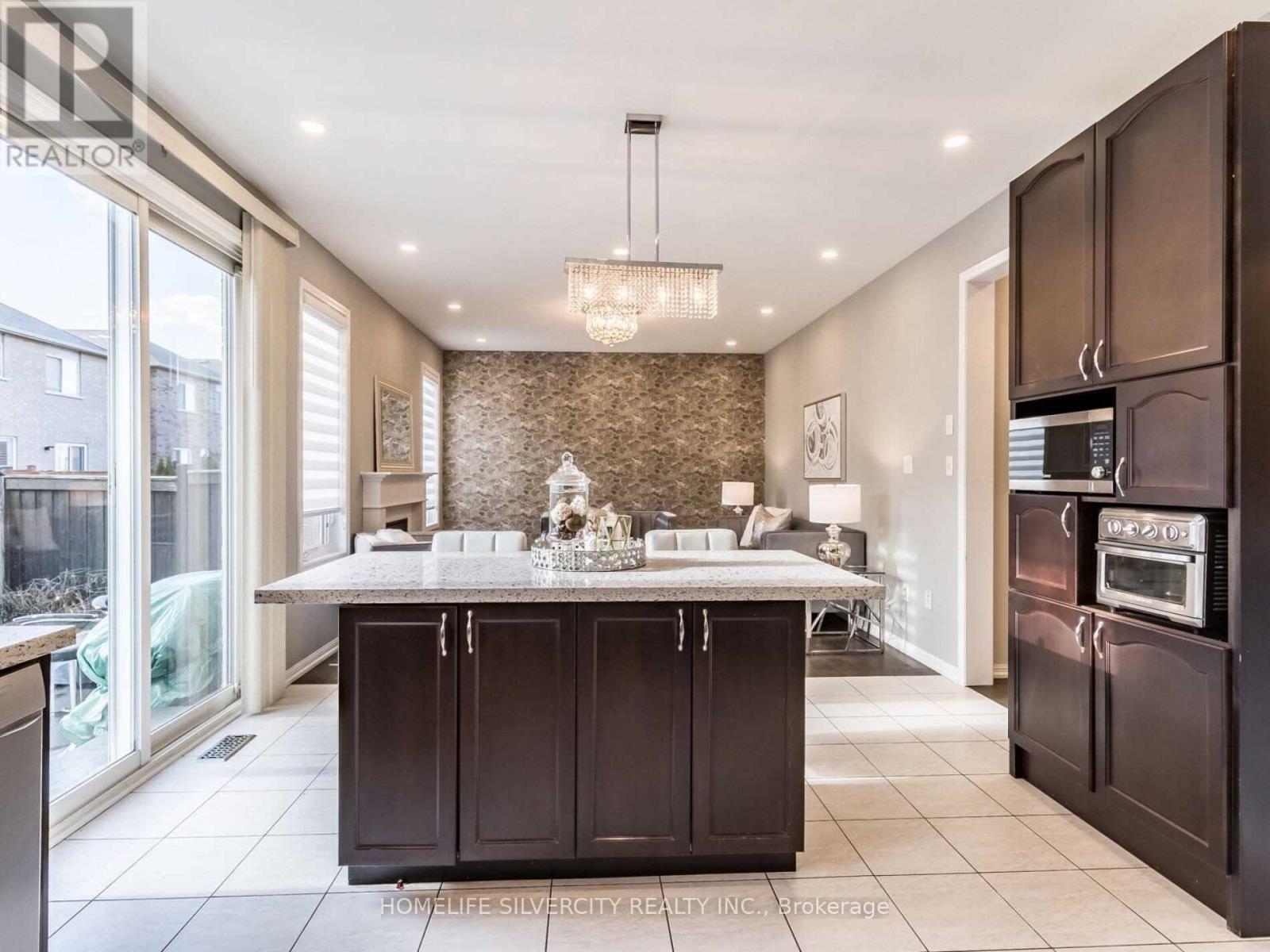 10 Bloom Drive, Brampton, Ontario  L6P 3C2 - Photo 18 - W12471854