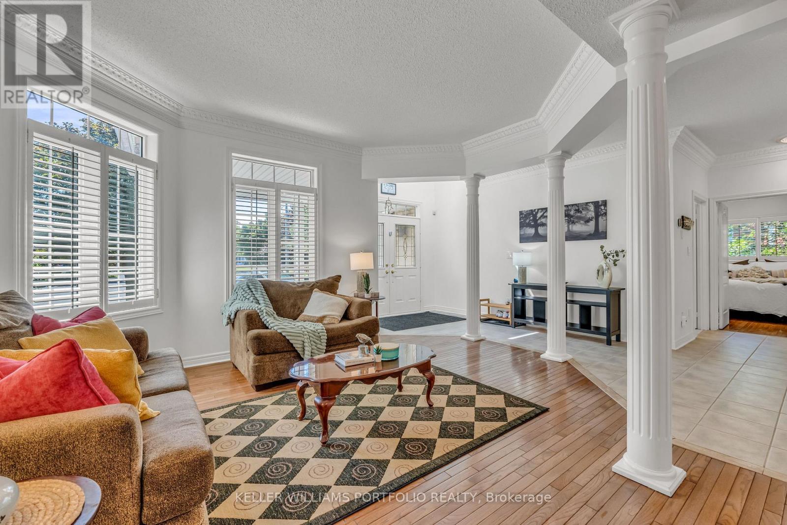 8 Vista View Court, Caledon, Ontario  L7C 1E1 - Photo 4 - W12472363