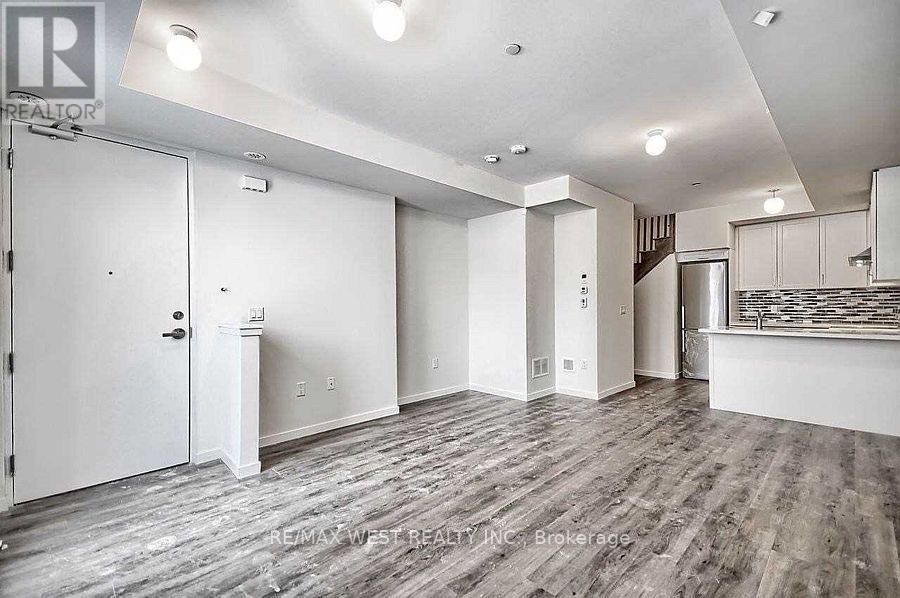 111 - 600 Alex Gardner Circle, Aurora, Ontario  L4G 3G5 - Photo 5 - N12473248