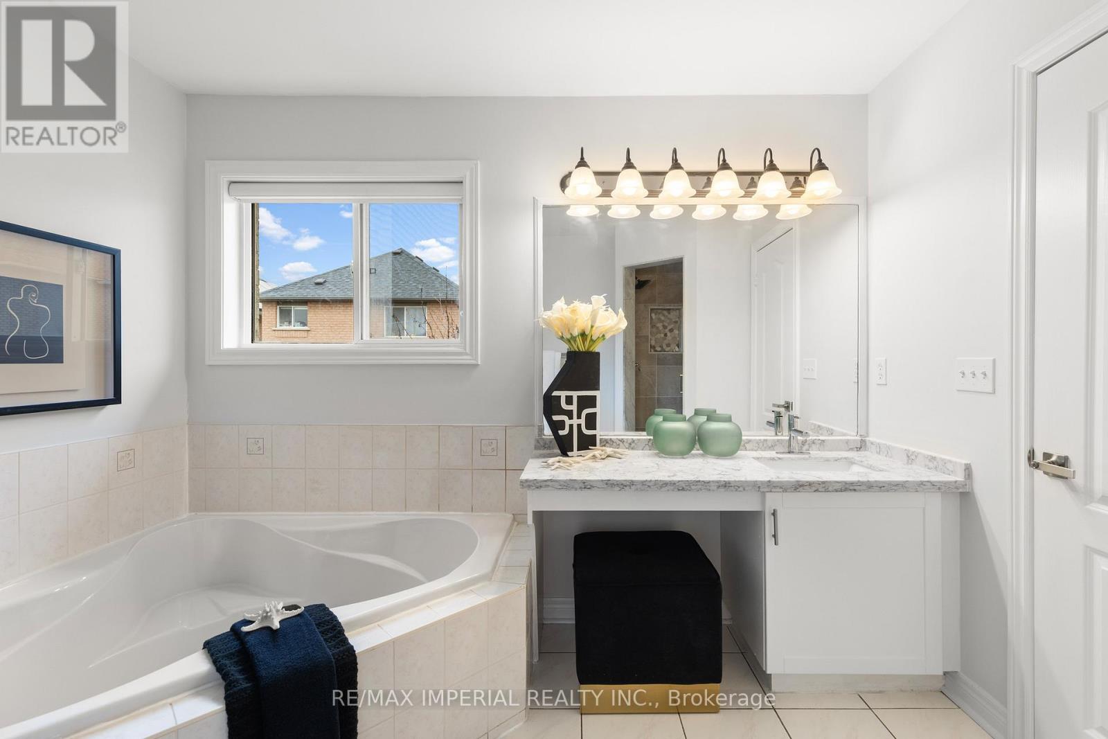 44 Hawkview Boulevard, Vaughan, Ontario  L4H 2E2 - Photo 26 - N12473265