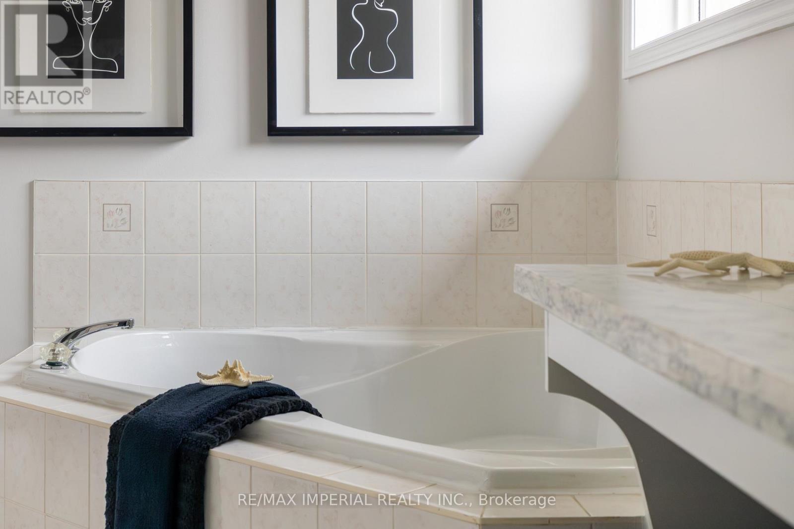 44 Hawkview Boulevard, Vaughan, Ontario  L4H 2E2 - Photo 27 - N12473265