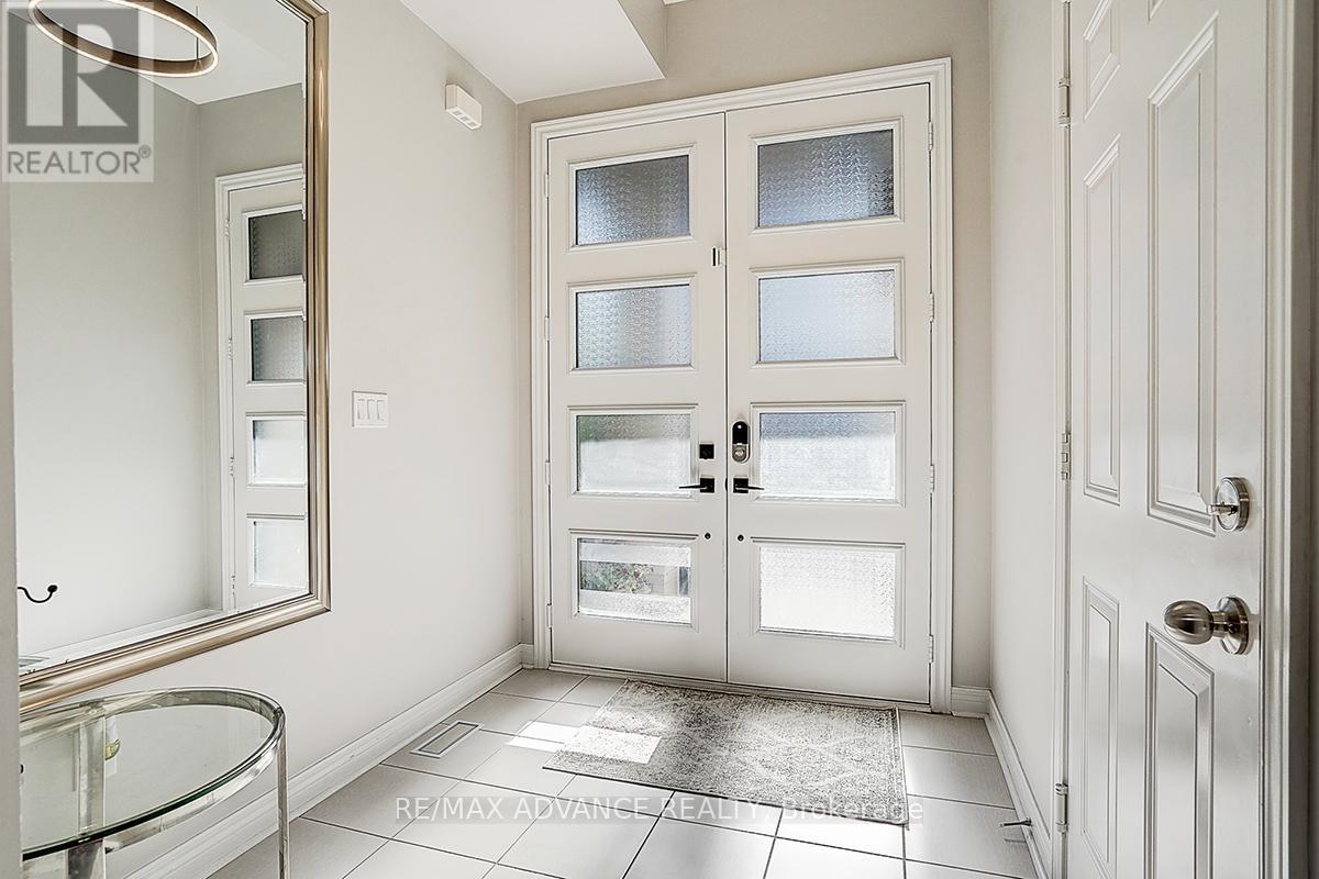 30 Laskin Drive, Vaughan, Ontario  L6A 5A4 - Photo 2 - N12473369