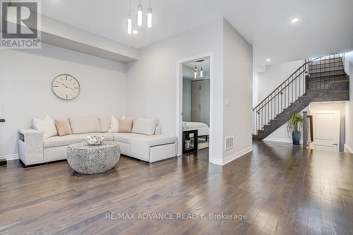 30 Laskin Drive, Vaughan, Ontario  L6A 5A4 - Photo 3 - N12473369
