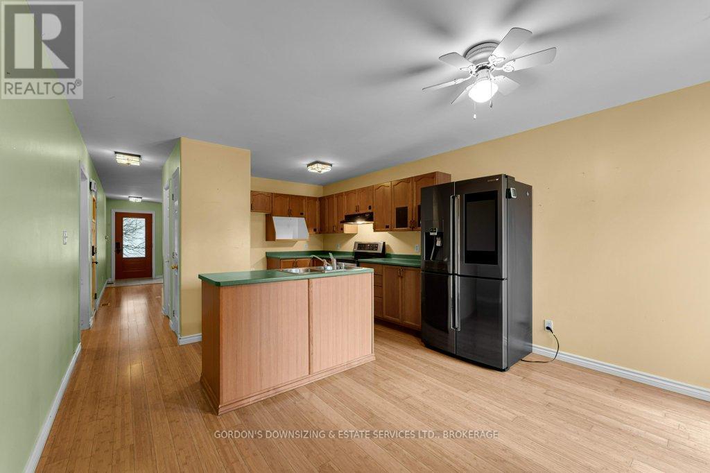 464 Freeman Crescent, Kingston (Kingston East (Incl Barret Crt)), Ontario  K7K 7C8 - Photo 10 - X12473452