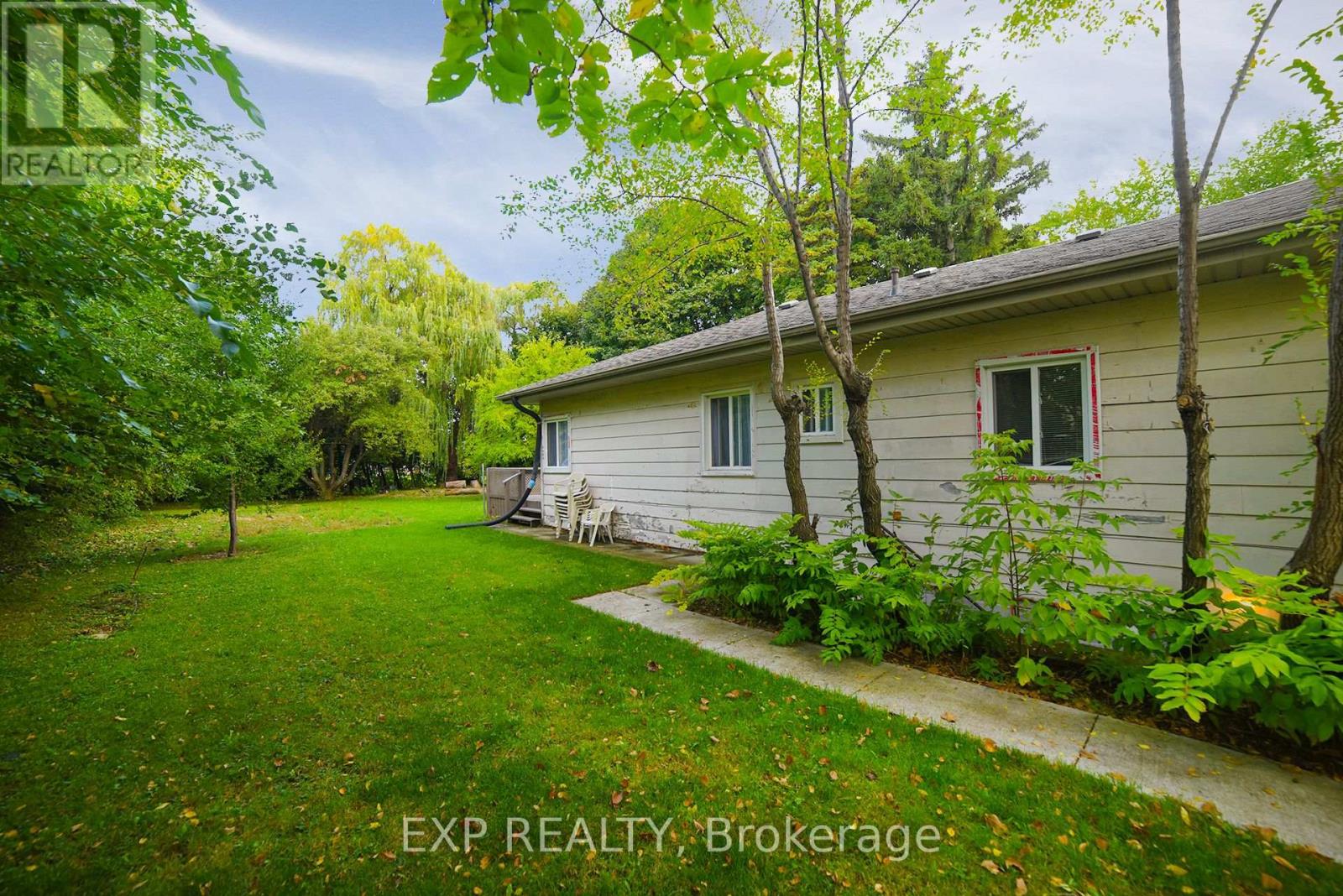 445 Martin Grove Road, Toronto, Ontario  M9B 4M3 - Photo 38 - W12473247