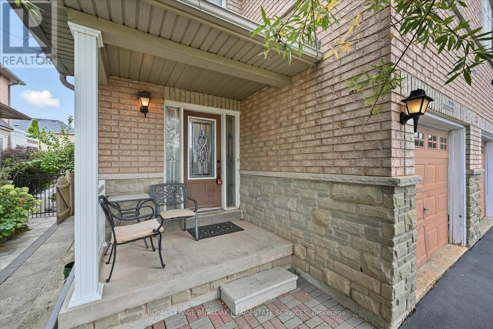 2279 Milford Lane, Oakville, Ontario  L6H 7K7 - Photo 5 - W12473289