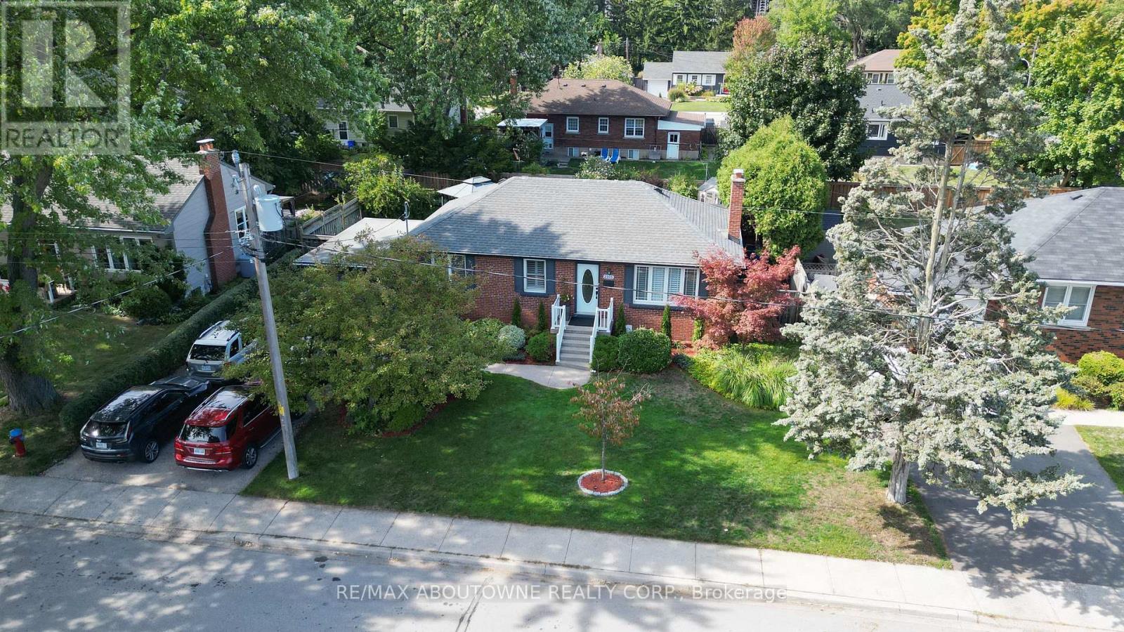 2105 MAPLEWOOD DRIVE, Burlington, Ontario