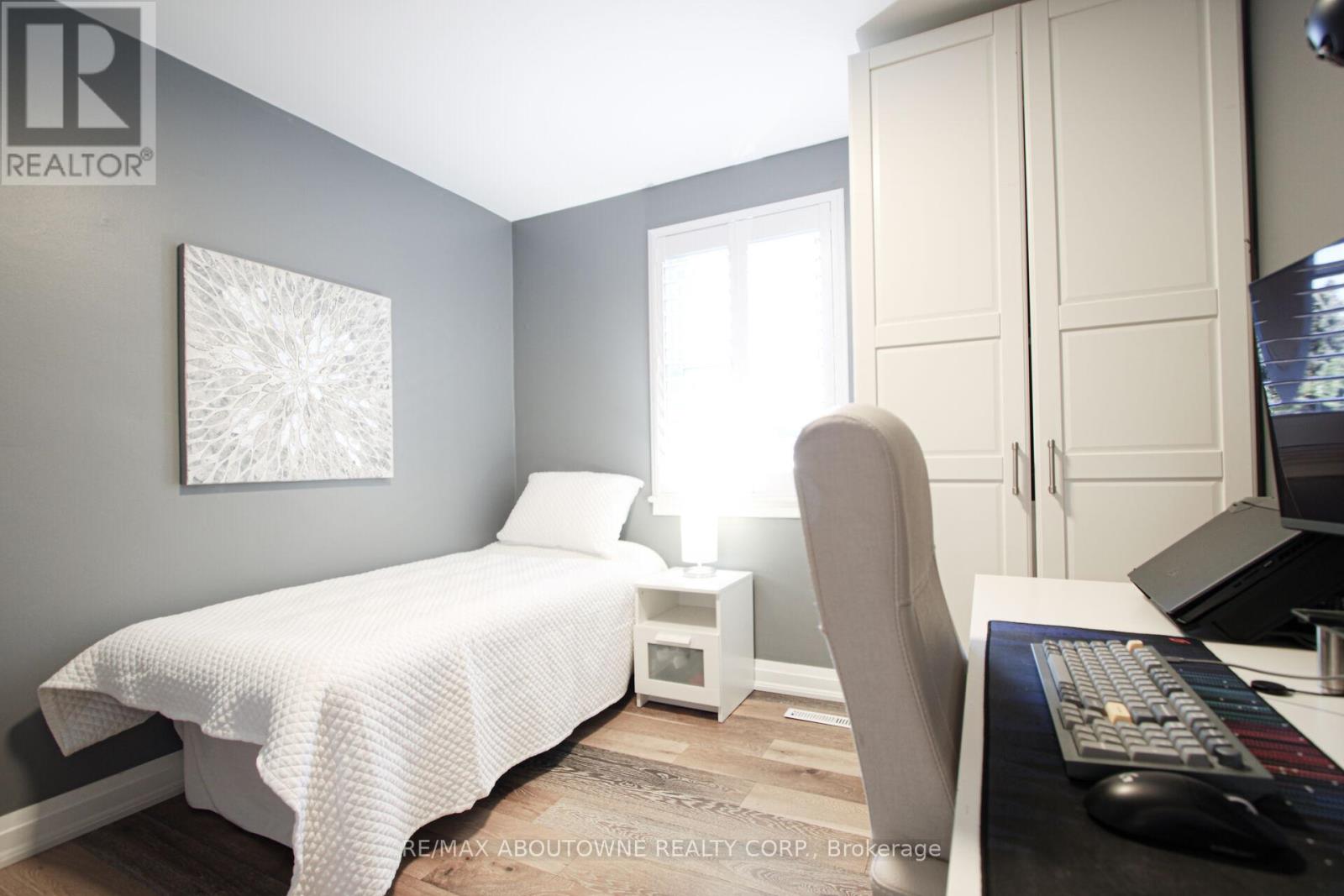 2105 Maplewood Drive, Burlington (Brant), Ontario  L7R 2C6 - Photo 13 - W12473339