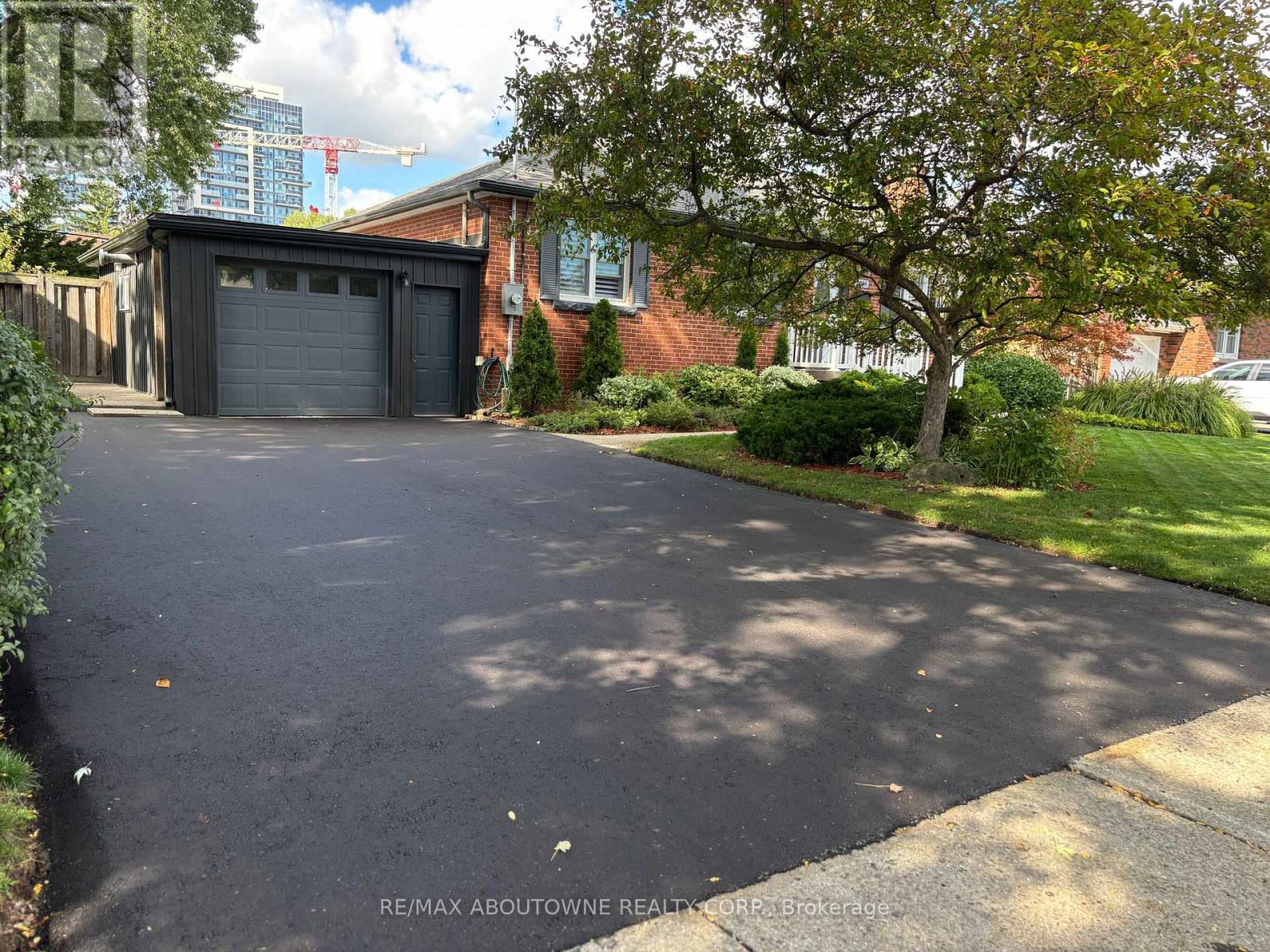 2105 Maplewood Drive, Burlington, Ontario  L7R 2C6 - Photo 2 - W12473339