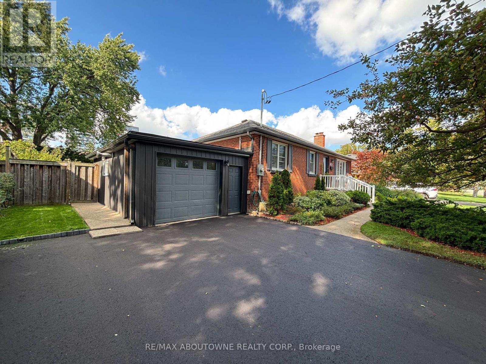 2105 Maplewood Drive, Burlington, Ontario  L7R 2C6 - Photo 3 - W12473339
