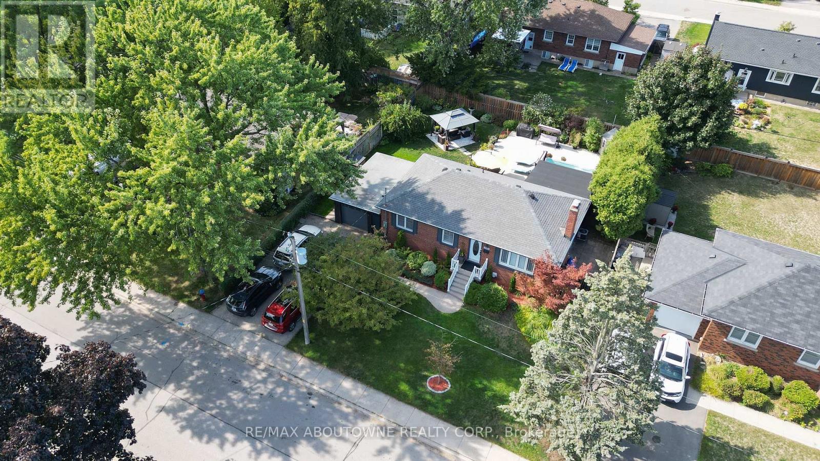 2105 Maplewood Drive, Burlington, Ontario  L7R 2C6 - Photo 4 - W12473339