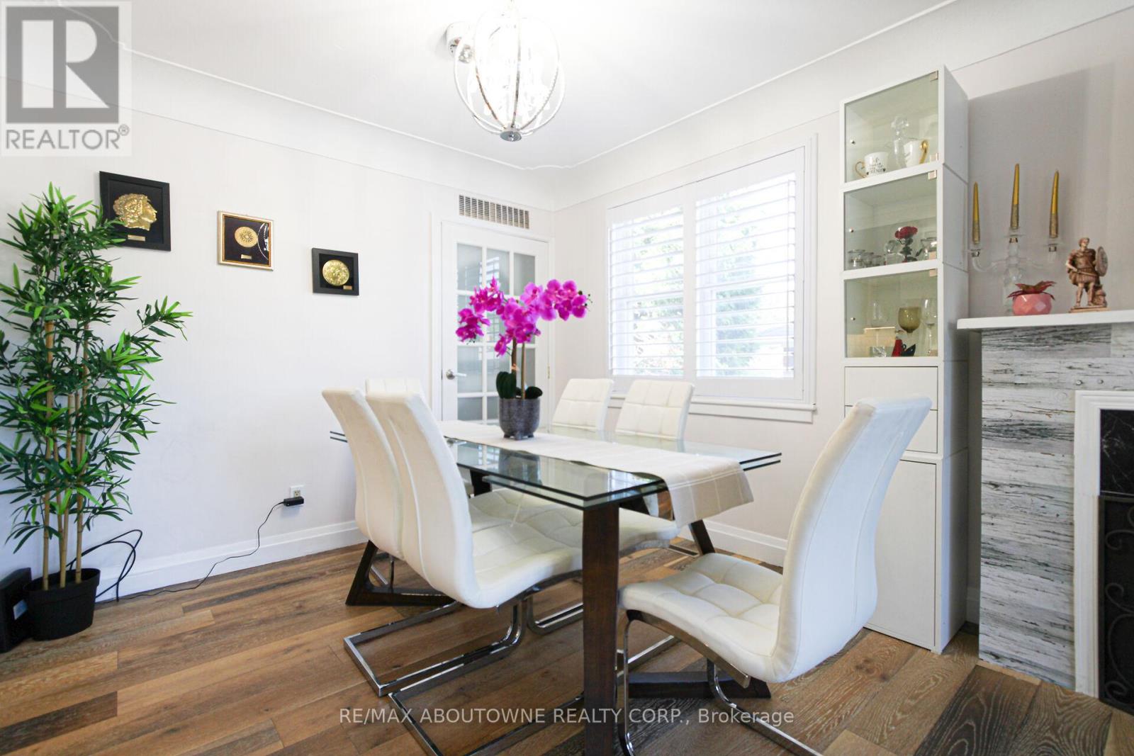 2105 Maplewood Drive, Burlington (Brant), Ontario  L7R 2C6 - Photo 6 - W12473339