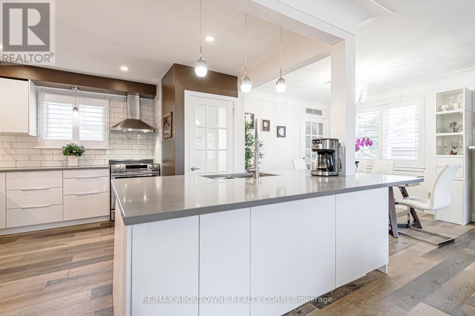 2105 Maplewood Drive, Burlington (Brant), Ontario  L7R 2C6 - Photo 8 - W12473339