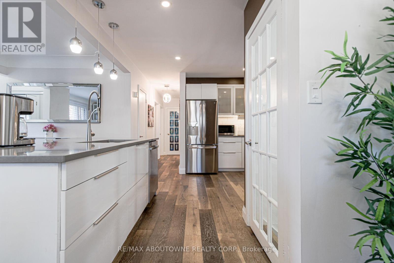 2105 Maplewood Drive, Burlington (Brant), Ontario  L7R 2C6 - Photo 9 - W12473339