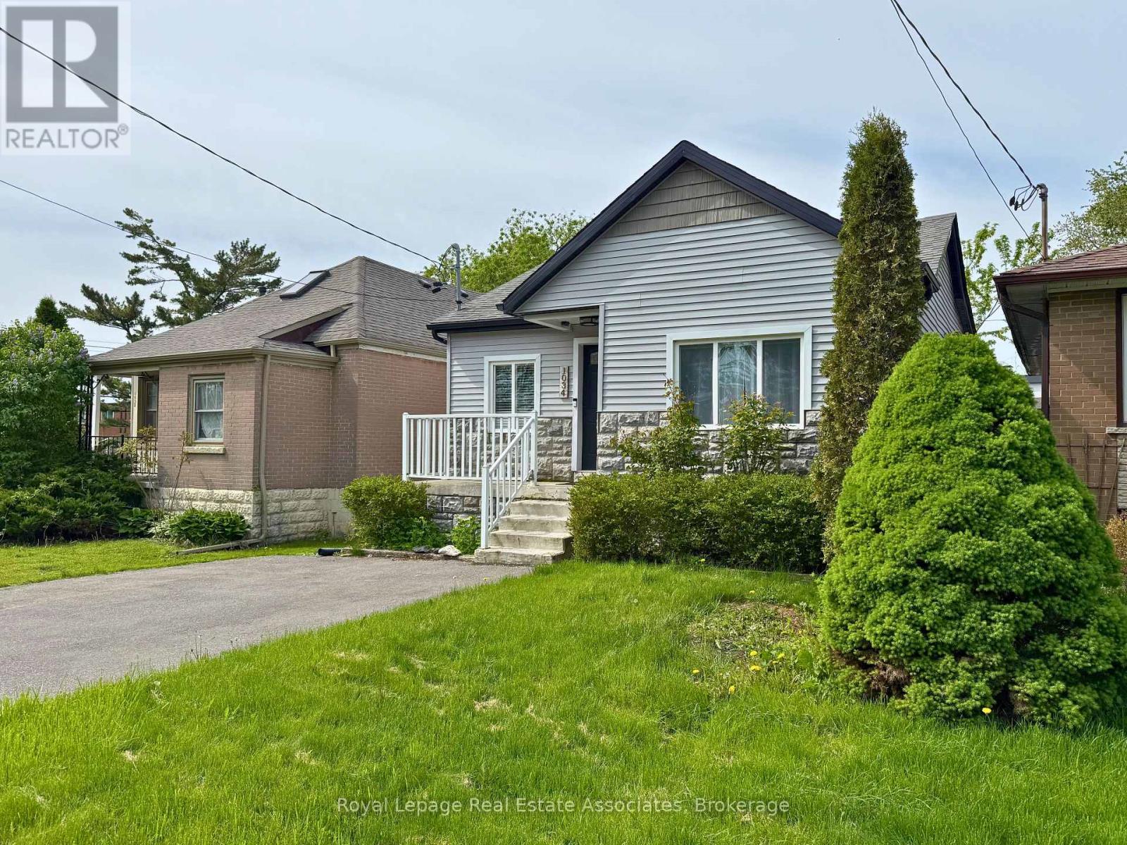 1034 Meredith Avenue, Mississauga, Ontario  L5E 2C7 - Photo 2 - W12473358