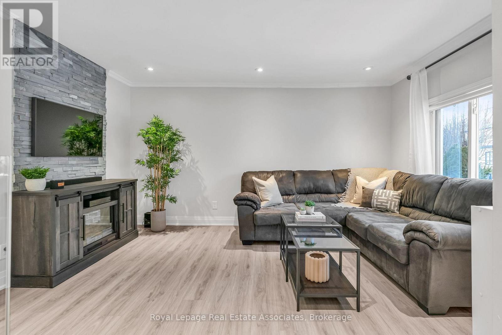 1034 Meredith Avenue, Mississauga, Ontario  L5E 2C7 - Photo 6 - W12473358