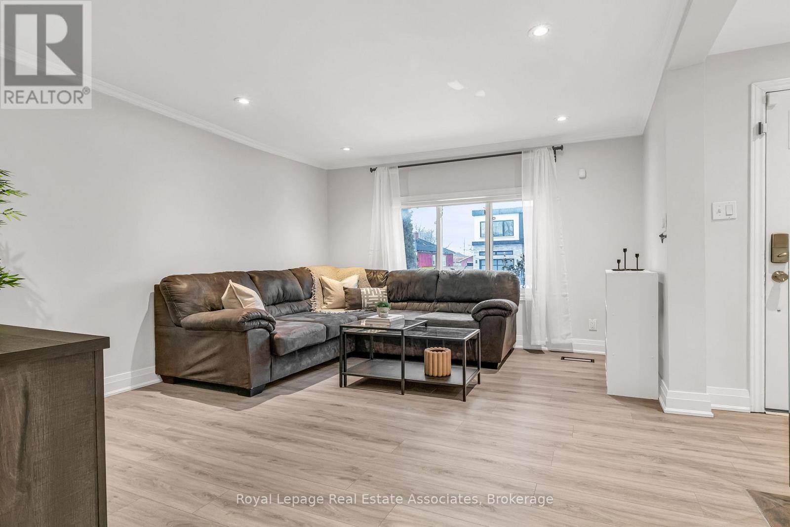 1034 Meredith Avenue, Mississauga, Ontario  L5E 2C7 - Photo 7 - W12473358