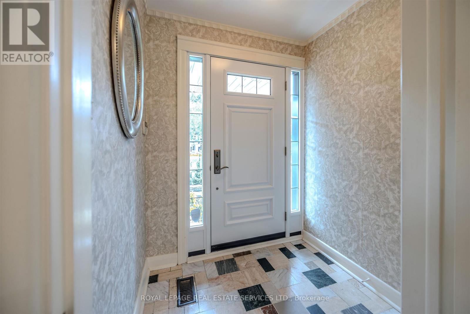 48 Reid Manor, Toronto, Ontario  M8Y 2J1 - Photo 4 - W12473380