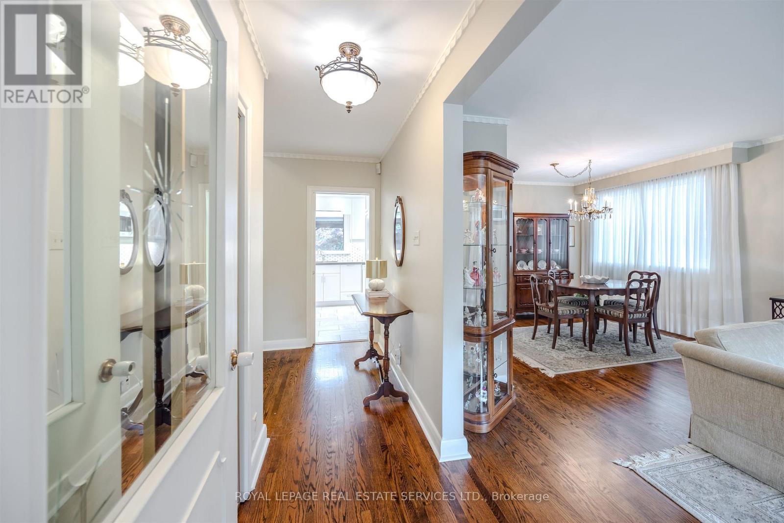 48 Reid Manor, Toronto, Ontario  M8Y 2J1 - Photo 5 - W12473380