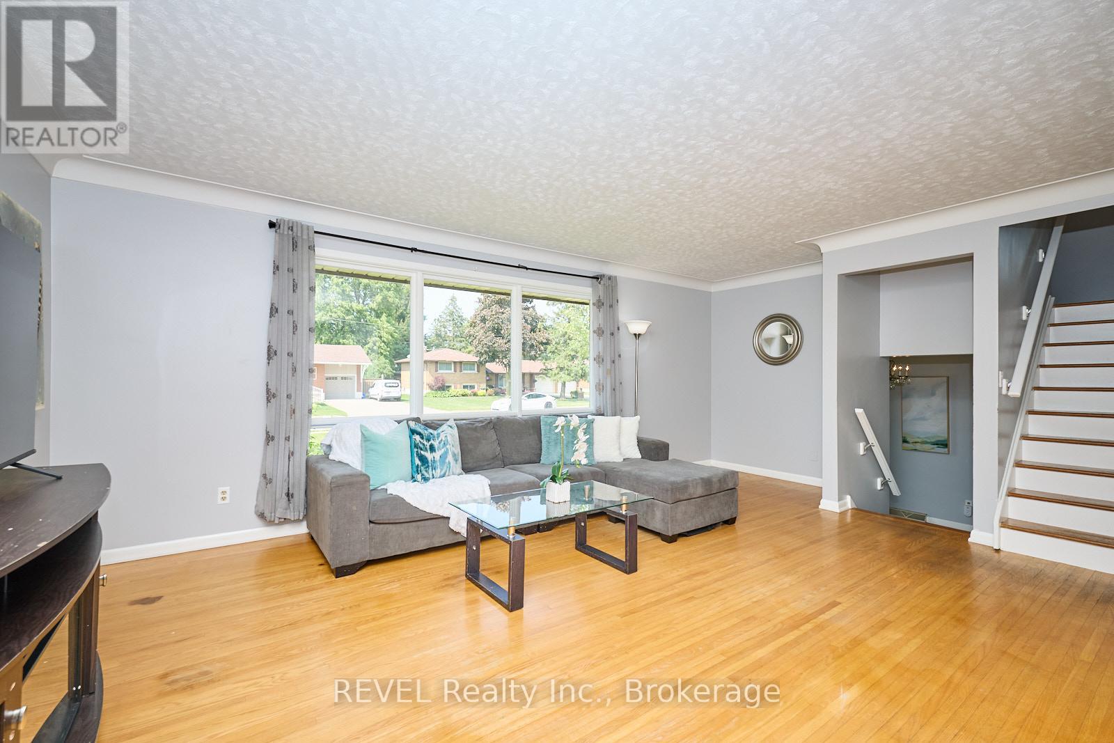 6724 Mcmicking Street, Niagara Falls, Ontario  L2J 1X3 - Photo 10 - X12473439