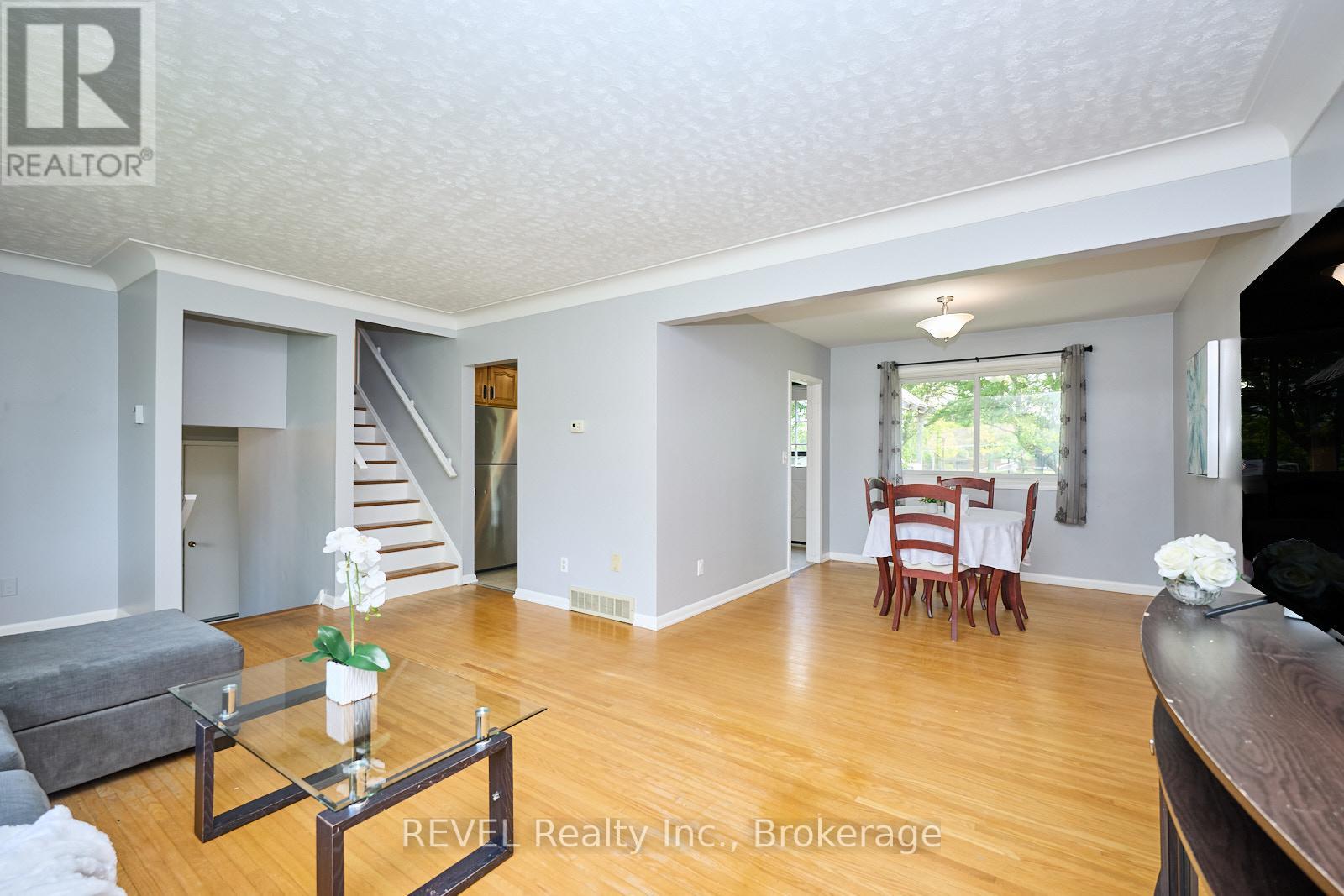 6724 Mcmicking Street, Niagara Falls, Ontario  L2J 1X3 - Photo 11 - X12473439