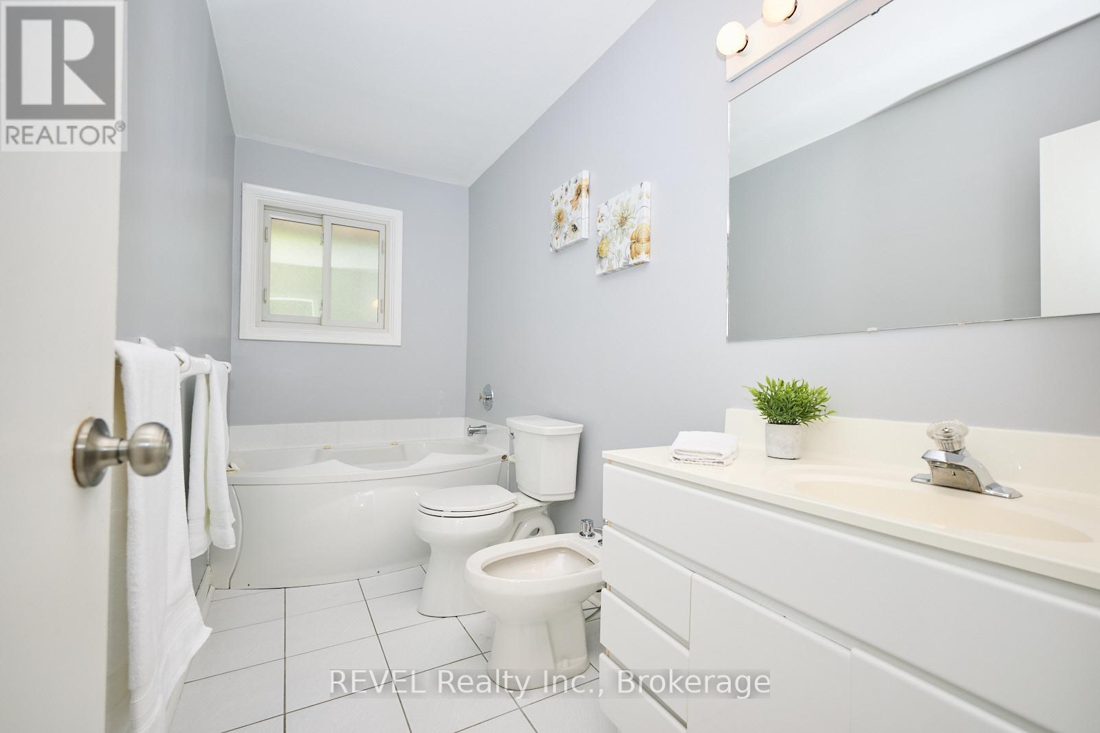 6724 Mcmicking Street, Niagara Falls, Ontario  L2J 1X3 - Photo 18 - X12473439