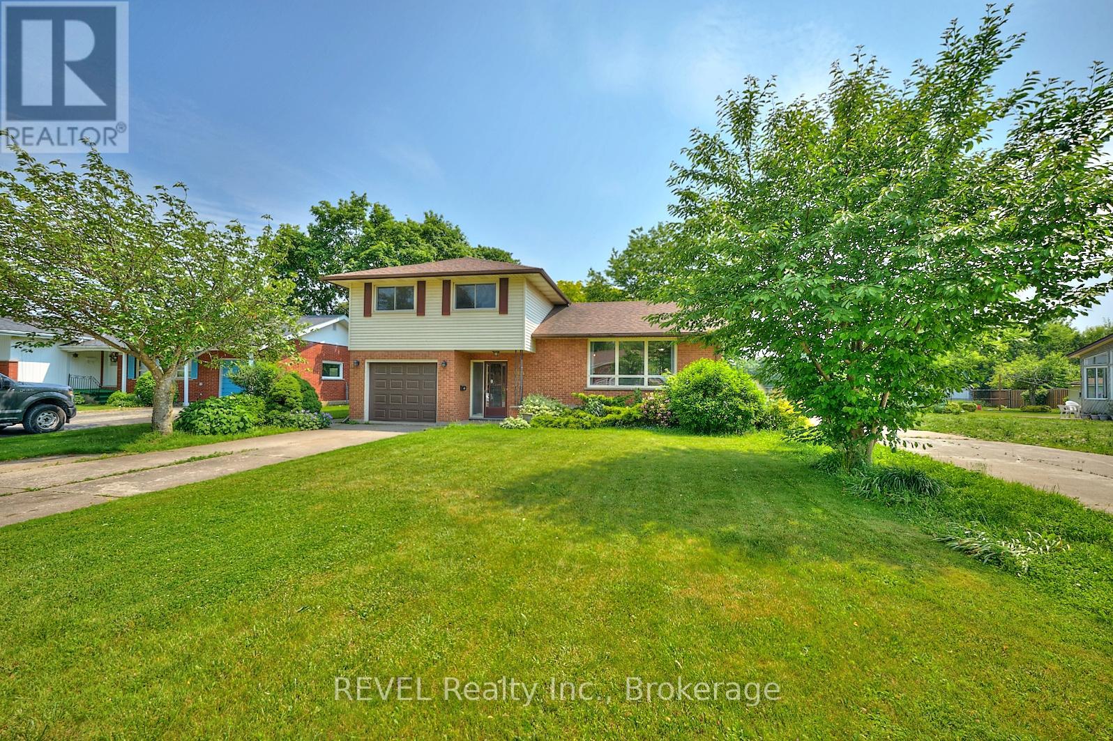 6724 Mcmicking Street, Niagara Falls, Ontario  L2J 1X3 - Photo 2 - X12473439