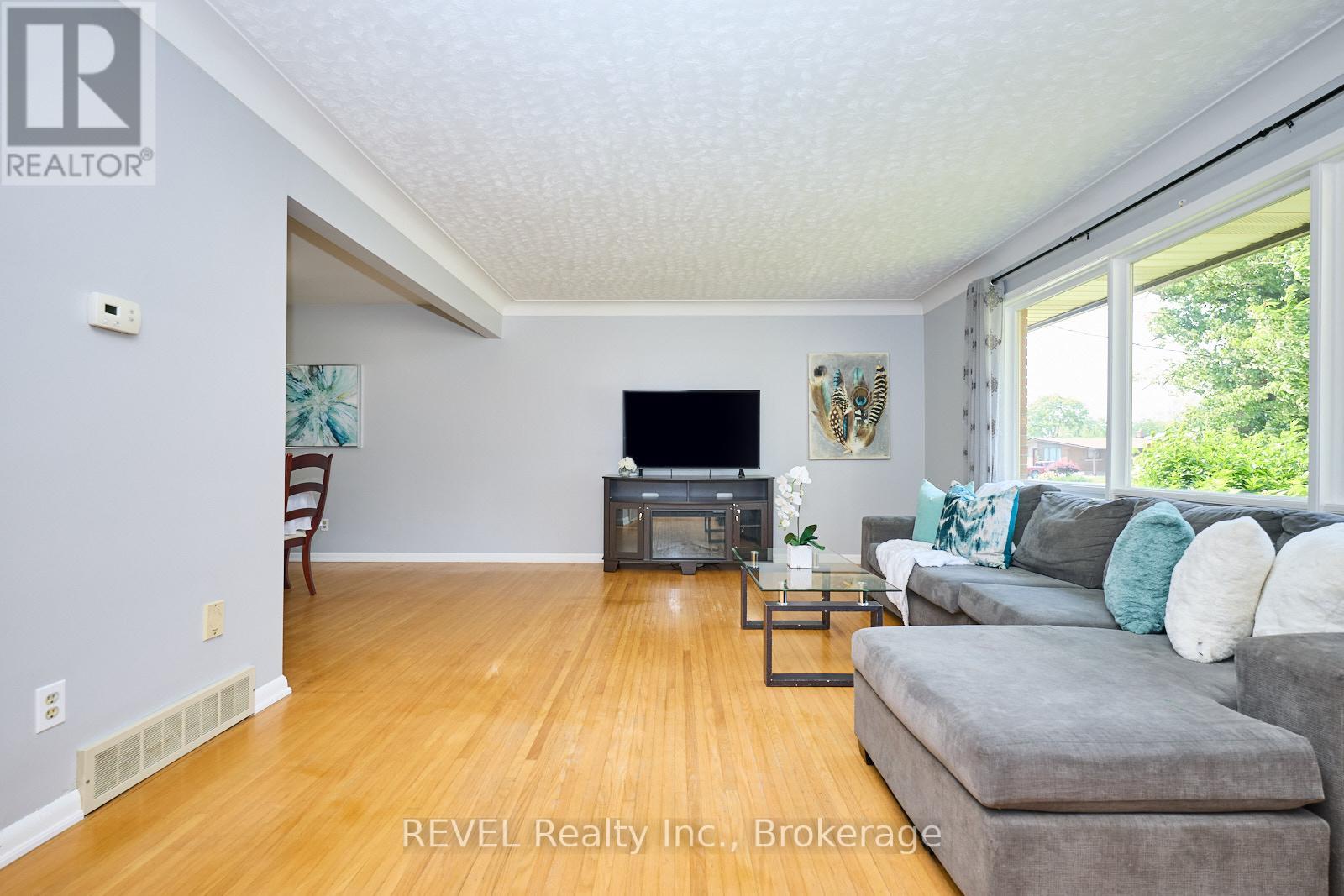 6724 Mcmicking Street, Niagara Falls, Ontario  L2J 1X3 - Photo 7 - X12473439