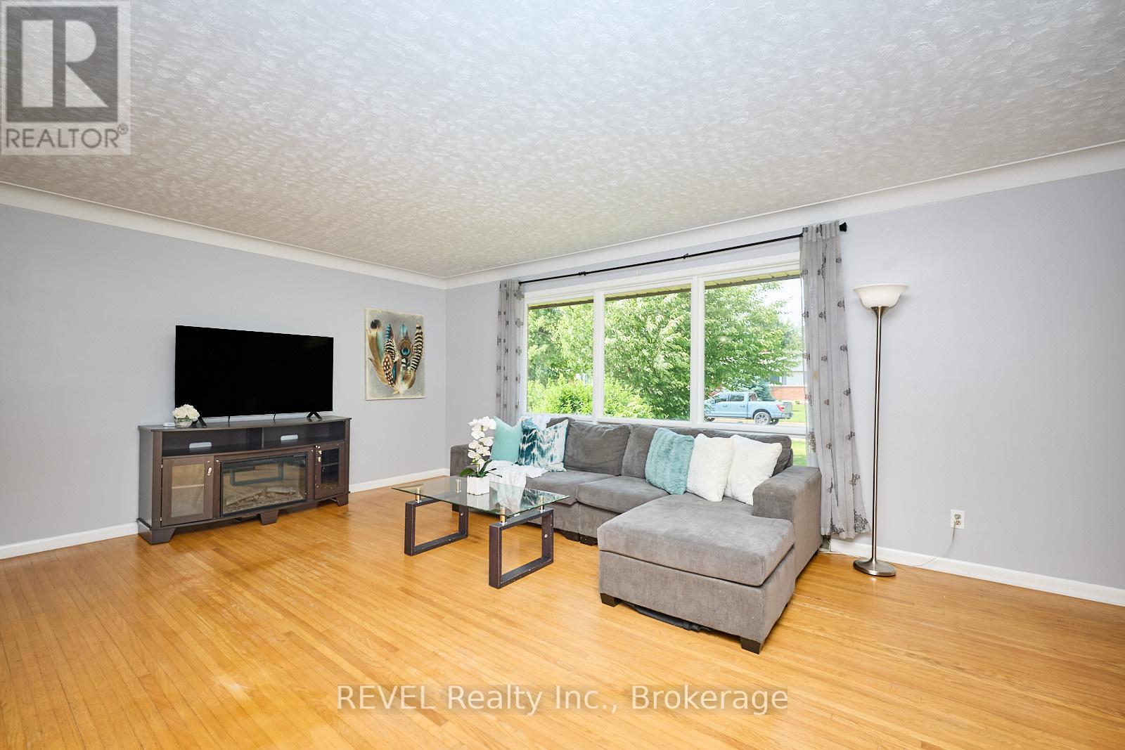 6724 Mcmicking Street, Niagara Falls, Ontario  L2J 1X3 - Photo 8 - X12473439