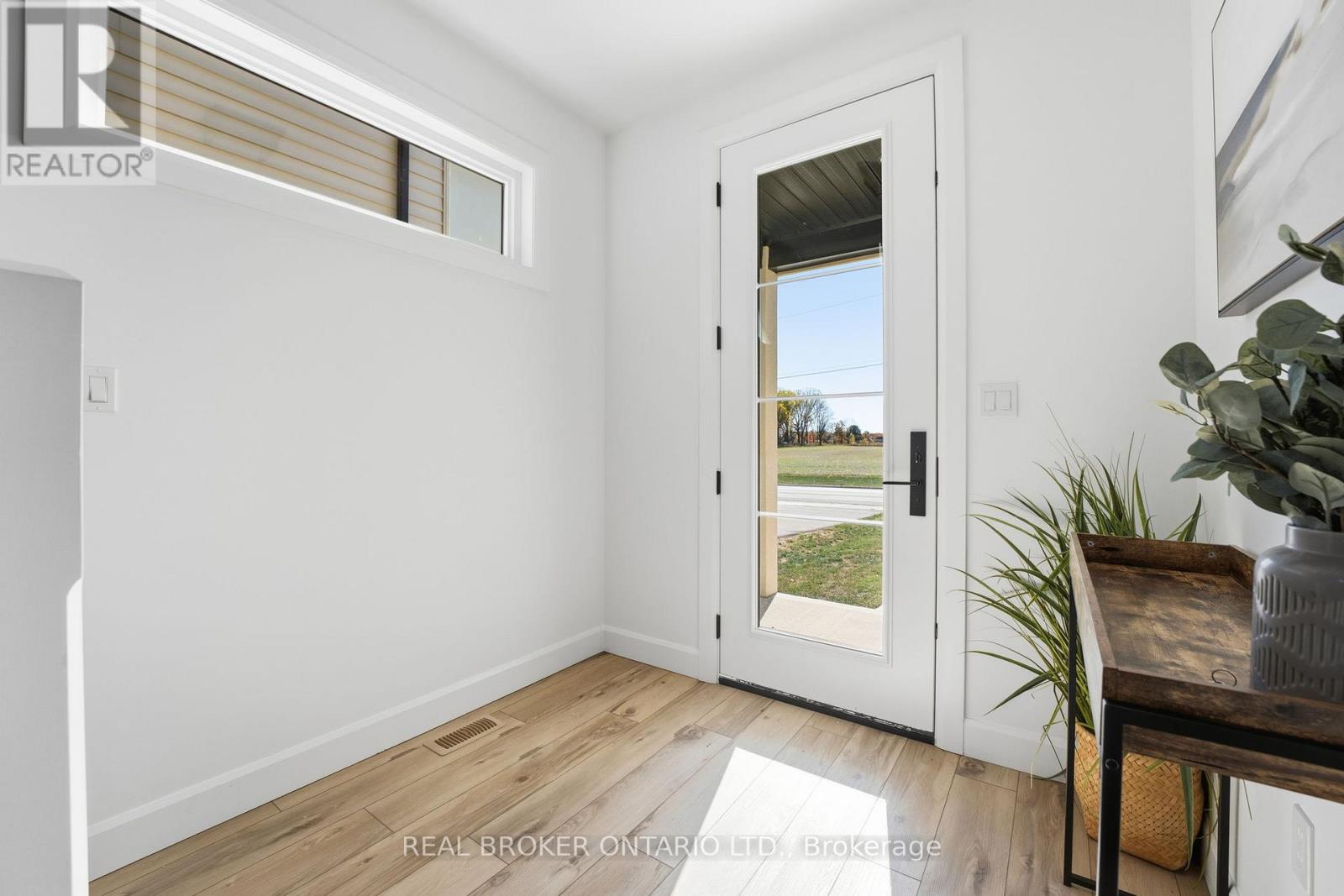 160a Concession Street W, Tillsonburg, Ontario  N4G 4G8 - Photo 3 - X12473331
