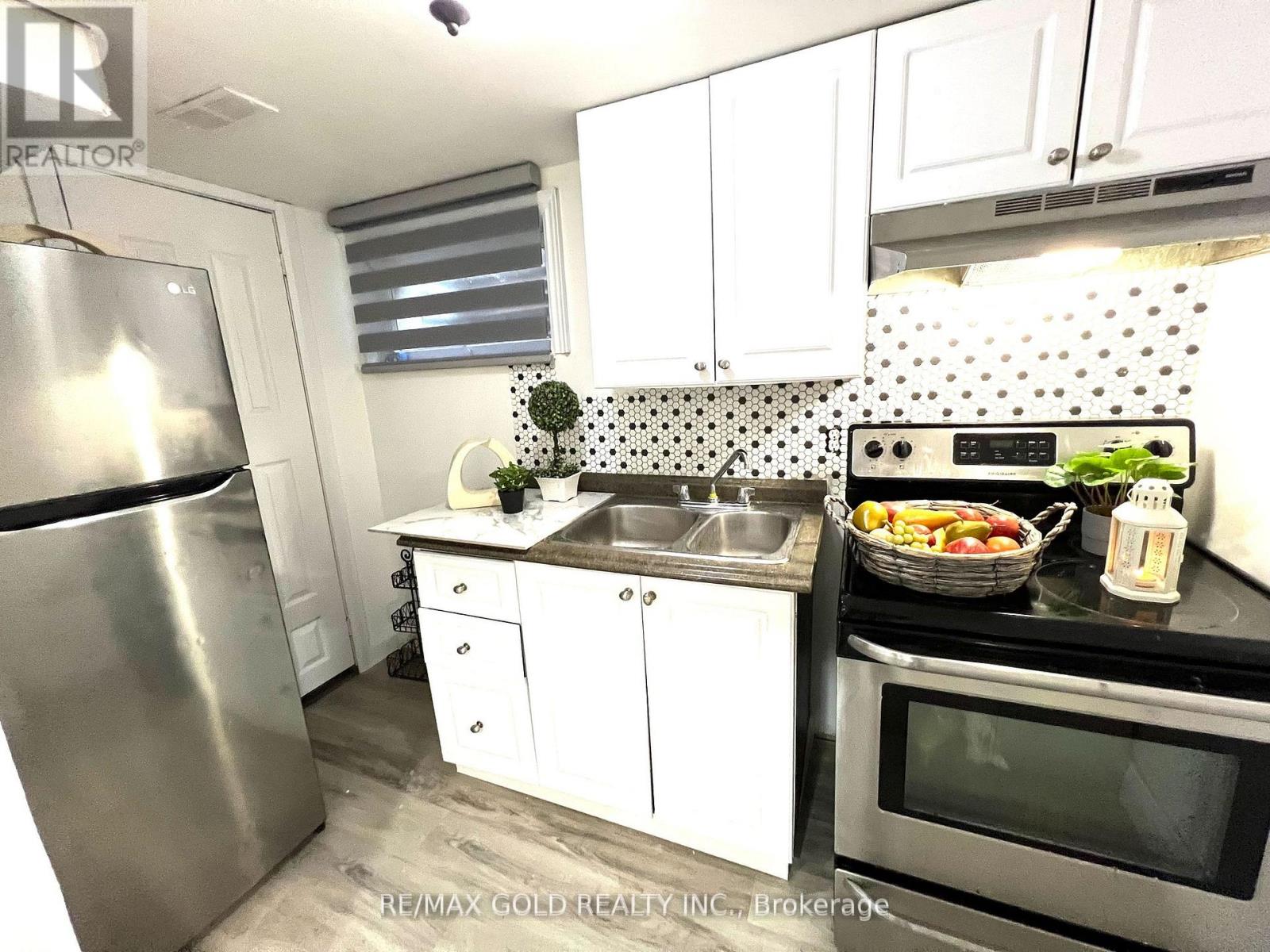 Lower - 156 Mooregate Crescent, Kitchener, Ontario  N2M 2G1 - Photo 12 - X12473375
