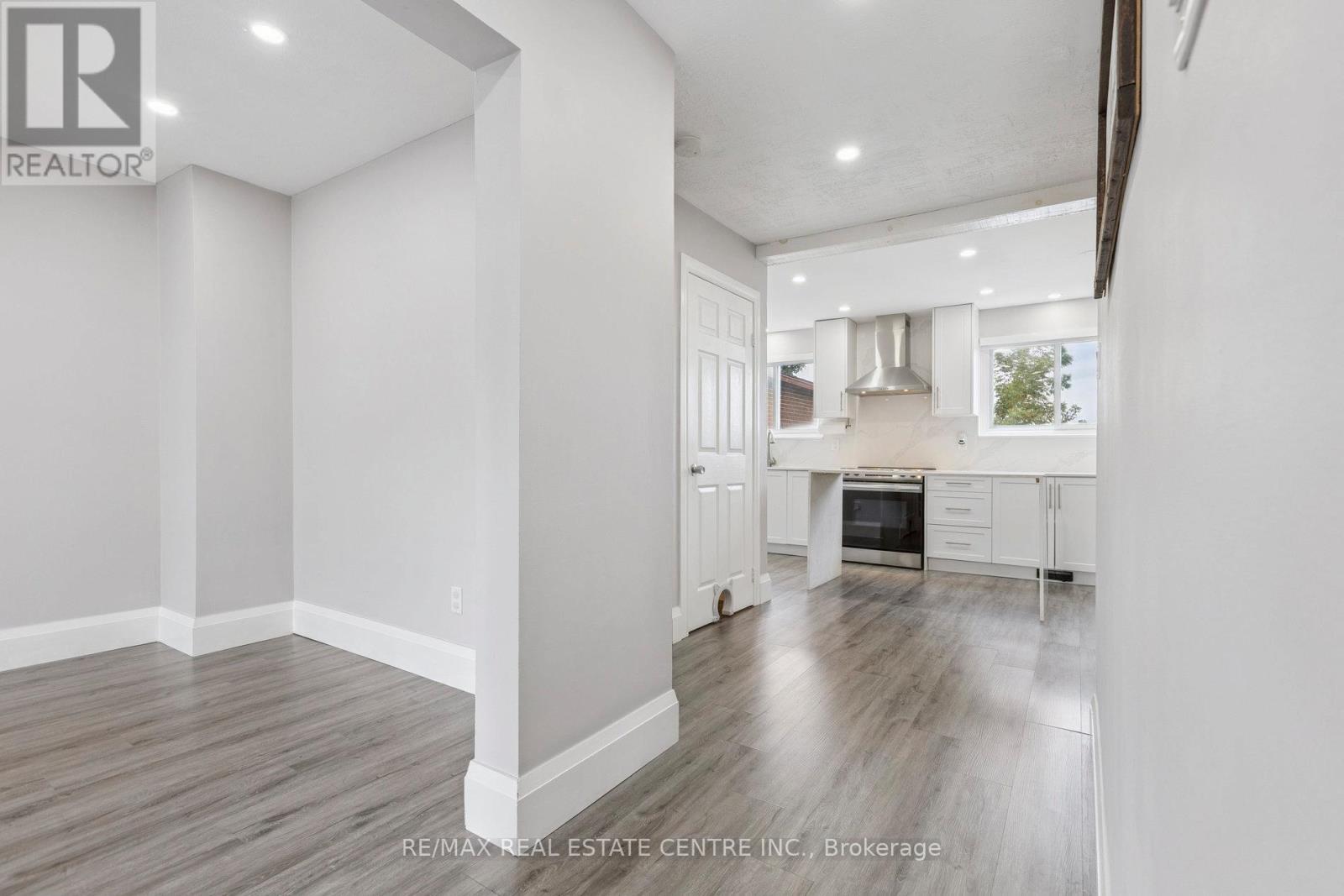 122 Mooregate Crescent, Kitchener, Ontario  N2M 2G1 - Photo 12 - X12473395