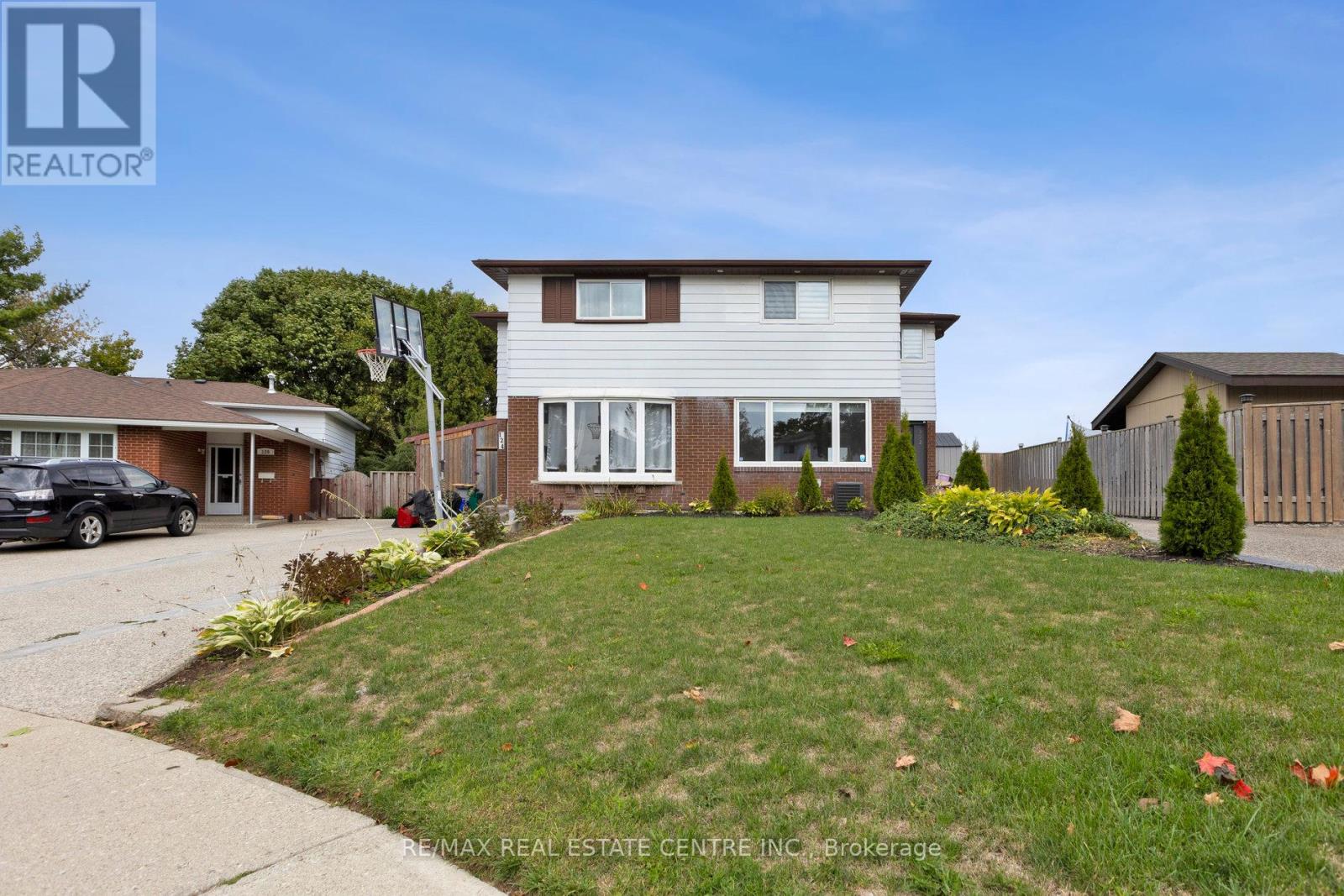 122 Mooregate Crescent, Kitchener, Ontario  N2M 2G1 - Photo 2 - X12473395