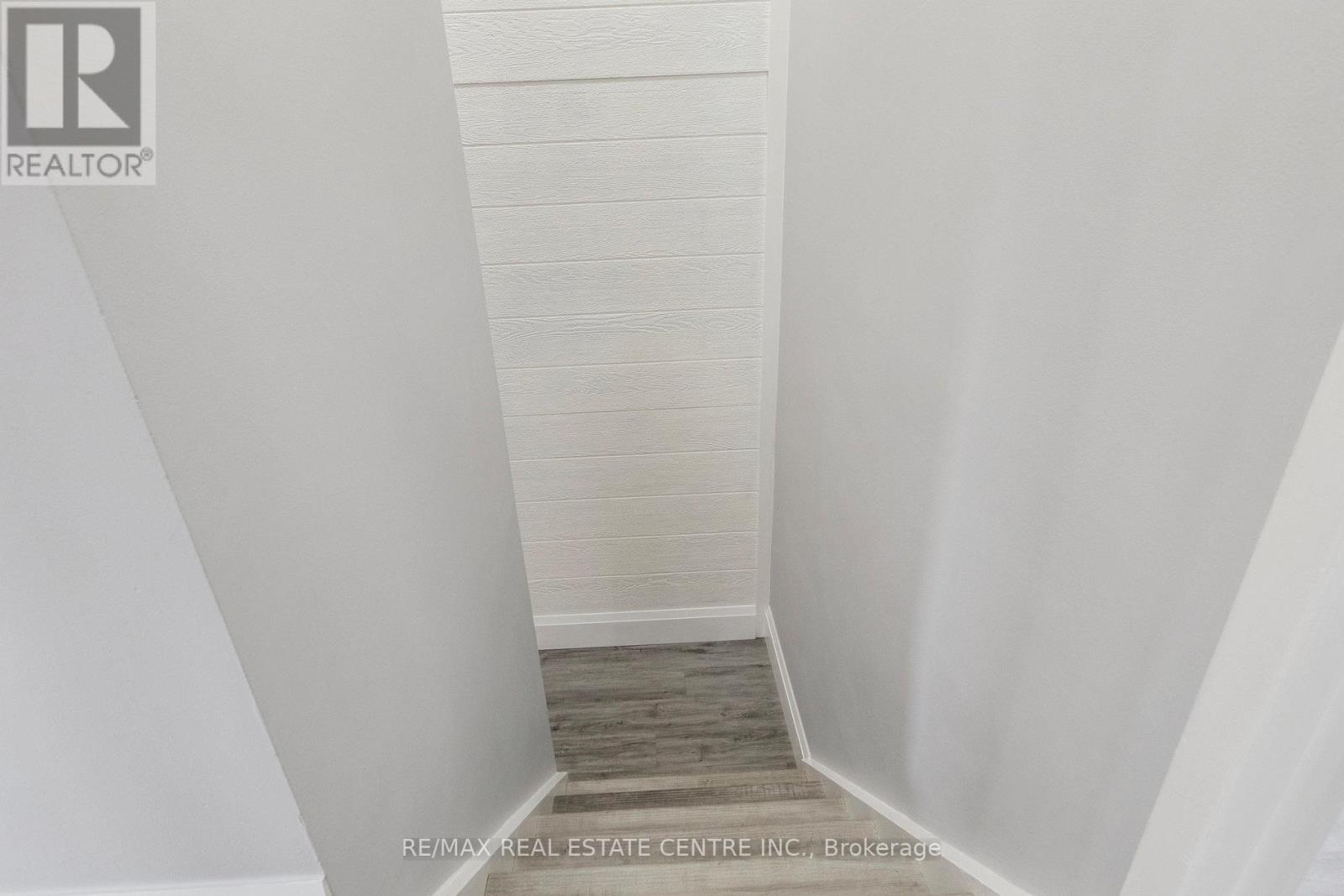 122 Mooregate Crescent, Kitchener, Ontario  N2M 2G1 - Photo 35 - X12473395