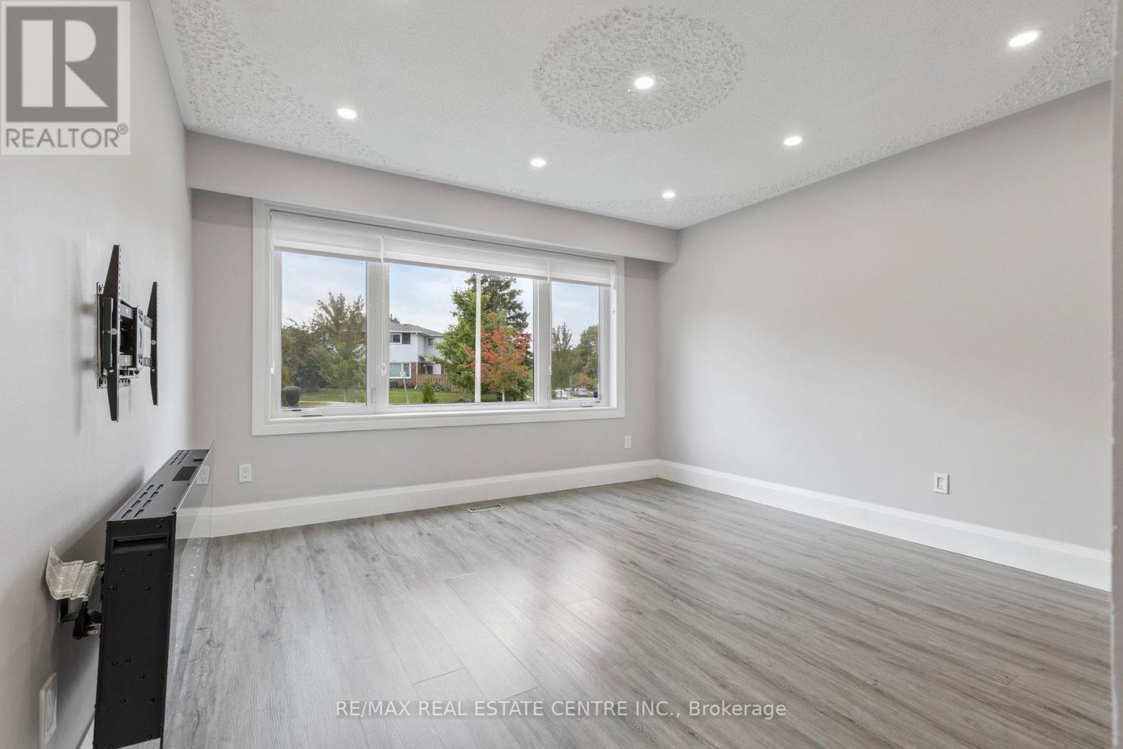 122 Mooregate Crescent, Kitchener, Ontario  N2M 2G1 - Photo 6 - X12473395